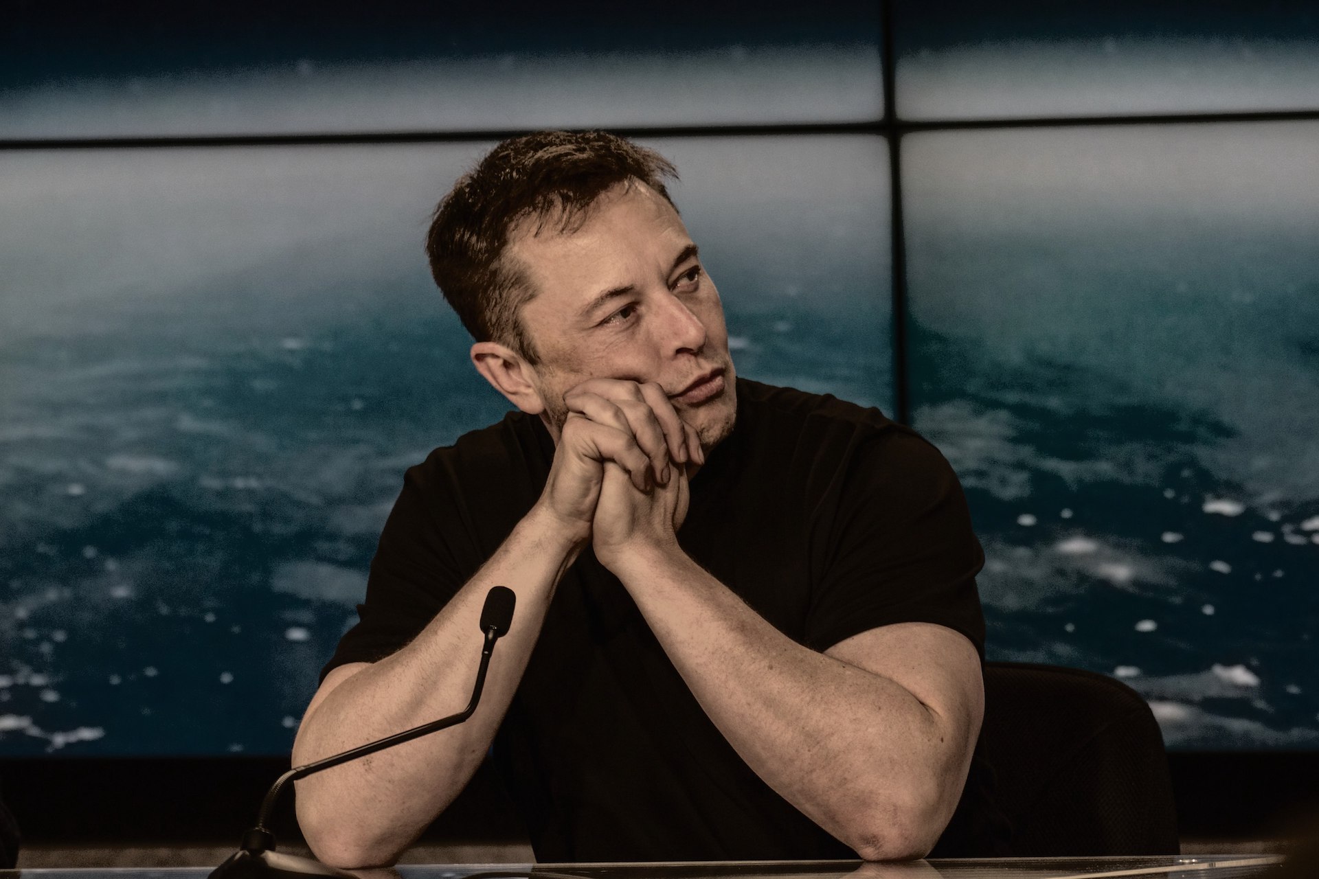 Bild: Daniel Oberhaus, Elon Musk at a Press Conference, CC-BY-SA-4.0, via Wikimedia Commons (Bildgröße verändert)