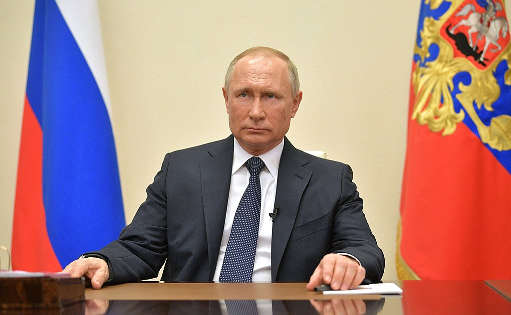 Bild: www.kremlin.ru, Vladimir Putin adresses to citizens, CC-BY-4.0, via Wikimedia Commons (Bildgröße verändert)