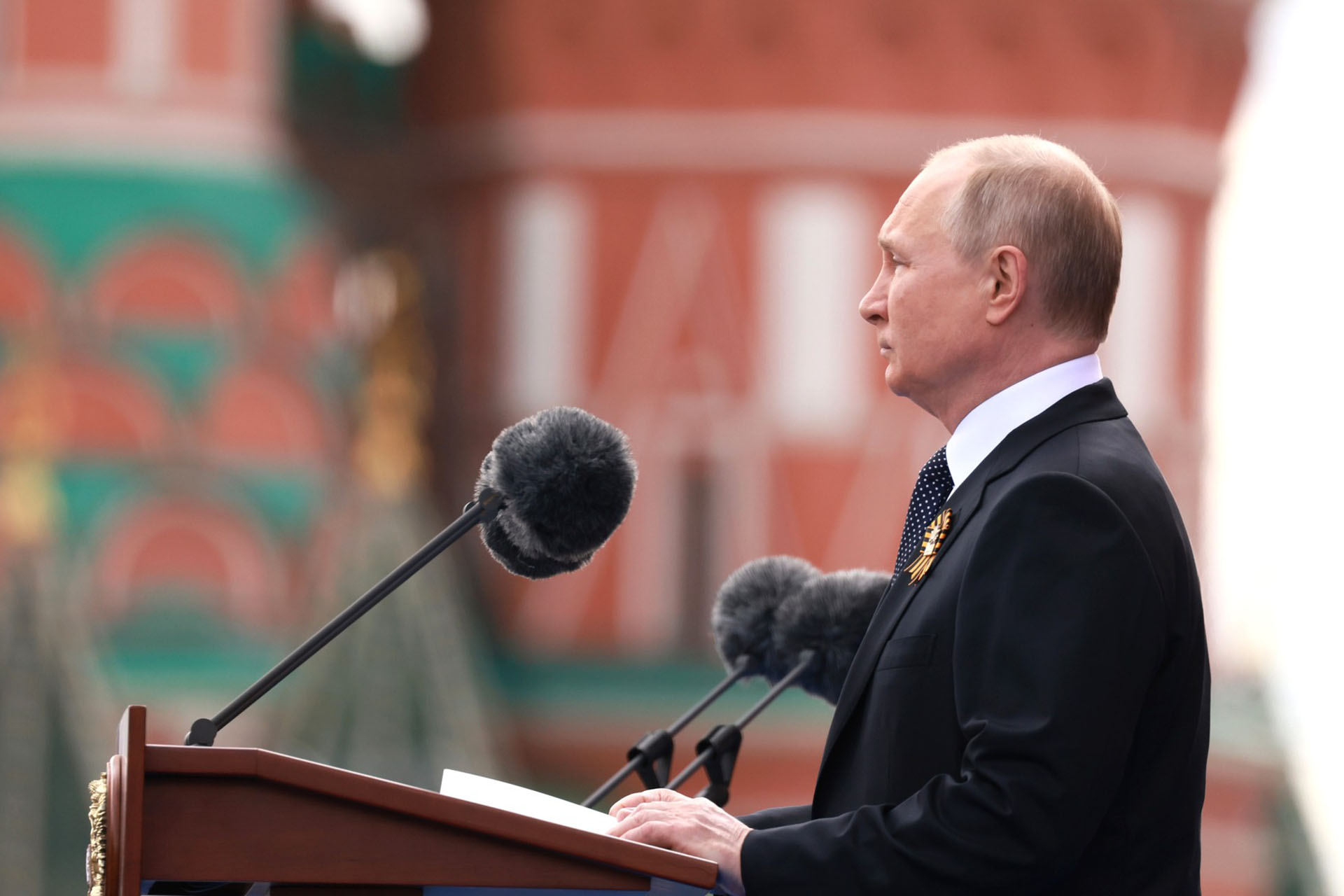 Bild: Kremlin.ru, Vladimir Putin (2022-05-09) 01, CC BY 4.0, via Wikimedia Commons (Bildgröße geändert)