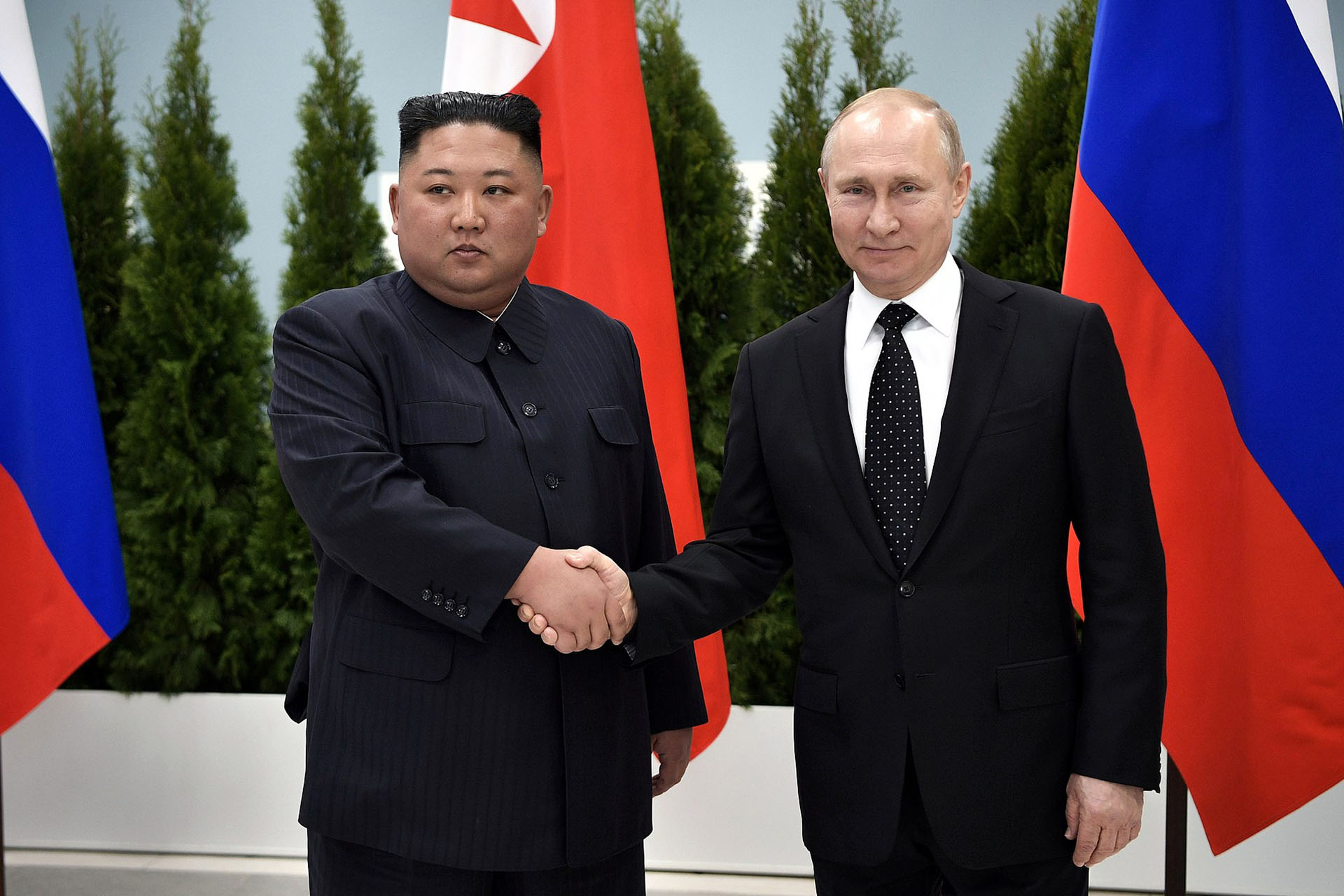 Bild: Kremlin.ru, Kim Jong-un and Vladimir Putin (2019-04-25), CC BY 4.0, via Wikimedia Commons (Bildgröße geändert)