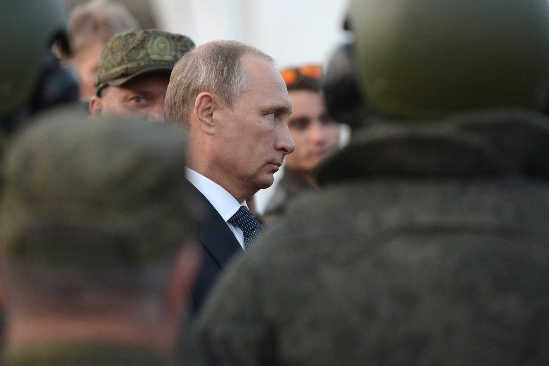 Bild: Kremlin.ru, Vladimir Putin at the site Donguzskij (2015-09-19), CC BY 4.0, via Wikimedia Commons (Bildgröße geändert)