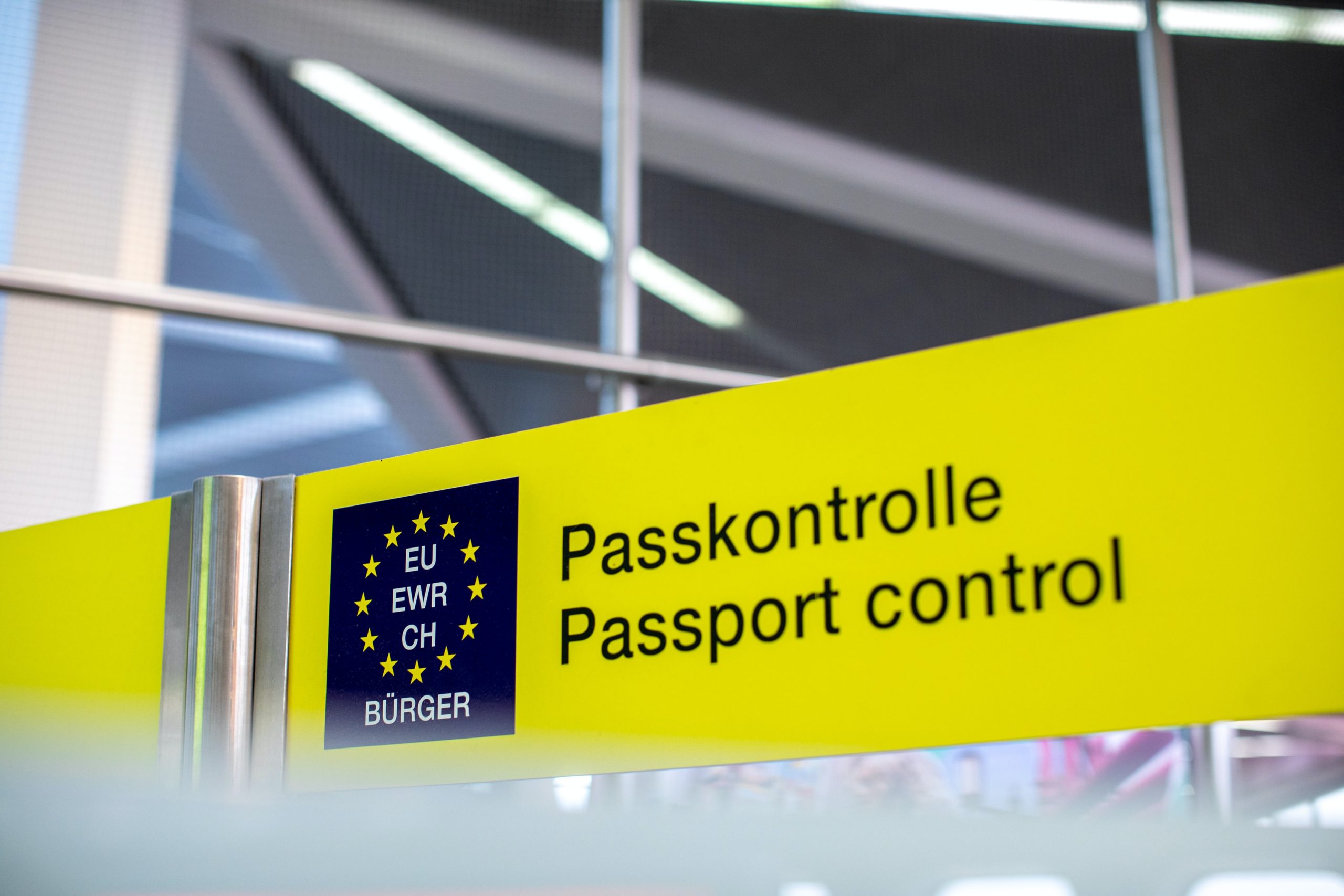 Bild: Daniel Schludi, European Passport Control, CC0, via unsplash.com (keine Änderungen vorgenommen)