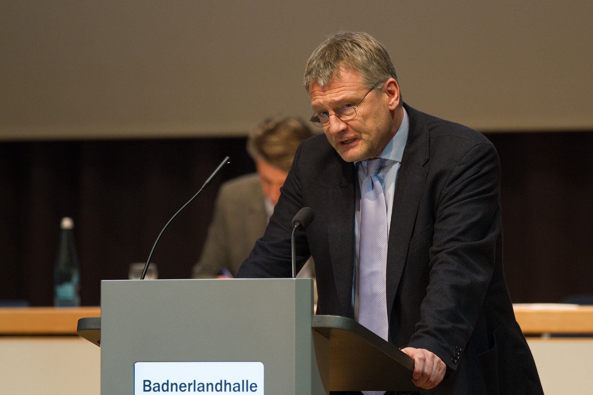 Bild: Robin Krahl, 2015-01-17 3813 Jörg Meuthen (Landesparteitag AfD Baden-Württemberg), CC BY-SA 4.0, via Wikimedia Commons (keine Änderungen vorgenommen)