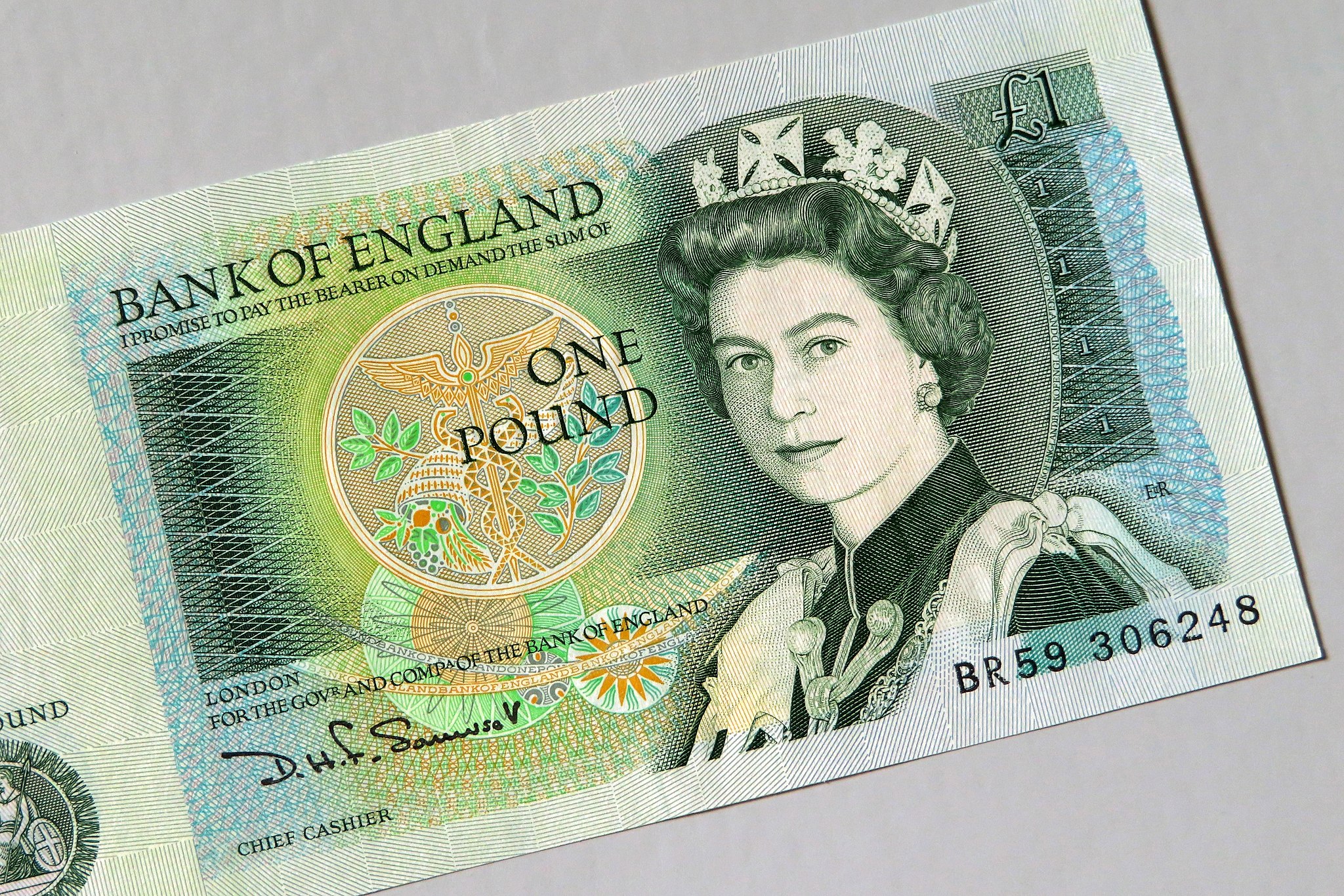 Bild: Chi Ho Chan from Hong Kong, England banknote, Queen Elizabeth II (52133399579), CC BY 2.0, via Wikimedia Commons (Keine Änderungen vorgenommen)