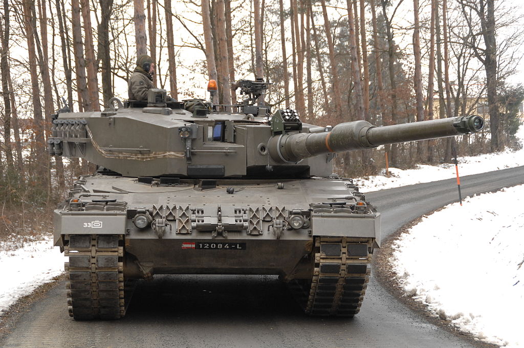 Bild: R888, Österreichischer-Panzer-Leopard-2A4, CC-BY-SA-3.0, via Wikimedia Commons (Bildgröße verändert)
