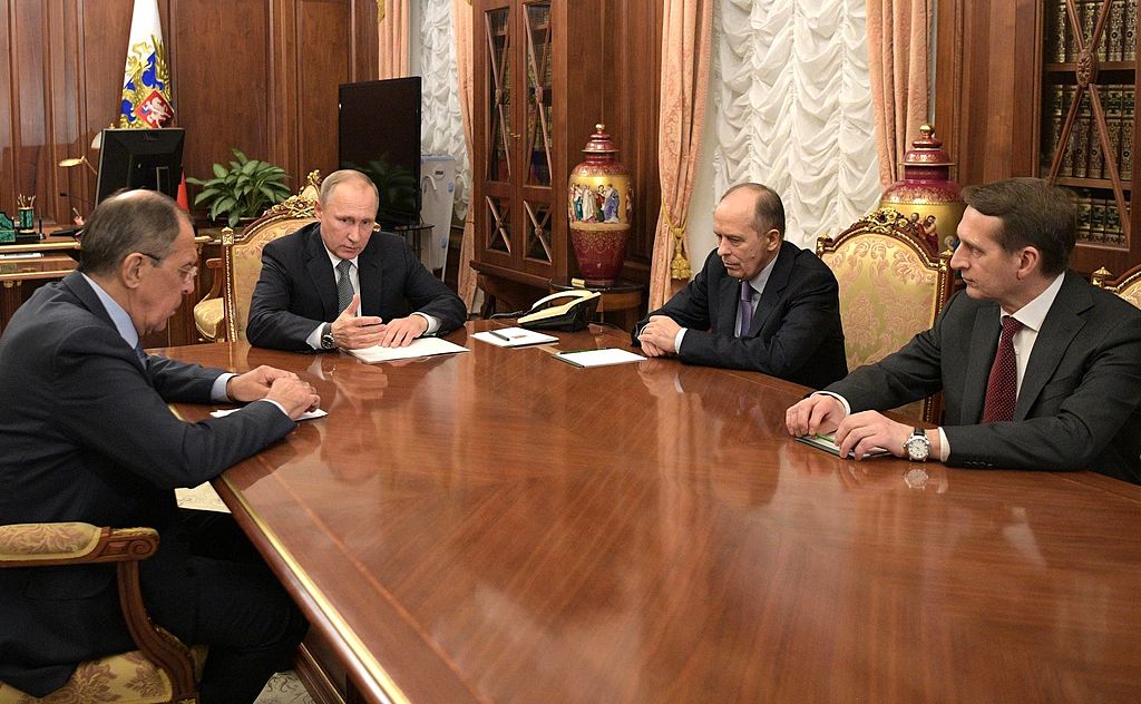Bild: Kremlin.ru, Putin, Lavrov, Bortnikov, Naryshkin (2016-12-19), CC-BY-4.0, via Wikimedia Commons (Bildgröße verändert)