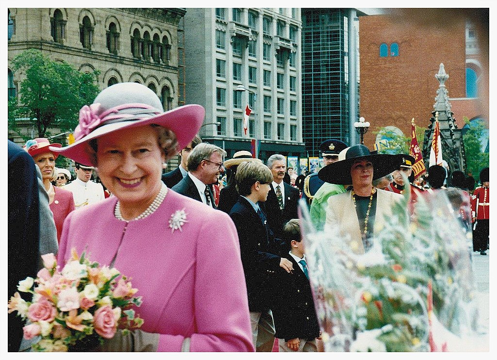 Bild: Ross Dunn, The Queen in Ottawa 1992, CC-BY-SA-2.0, via Wikimedia Commons (Bildgröße verändert)