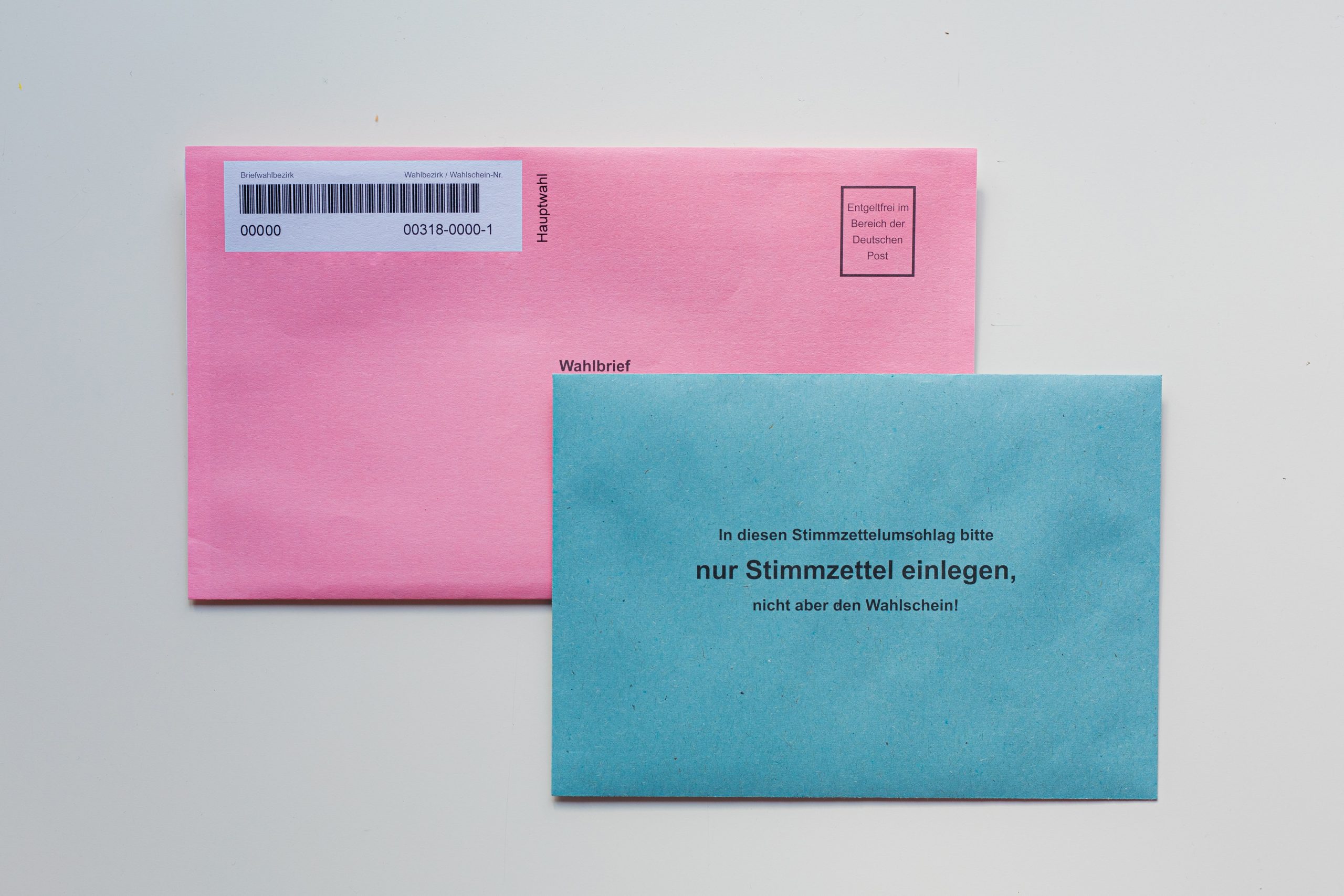 Bild: Bianca Ackermann, blue envelope on white table, CC0, via unsplash.com (keine Änderungen vorgenommen)