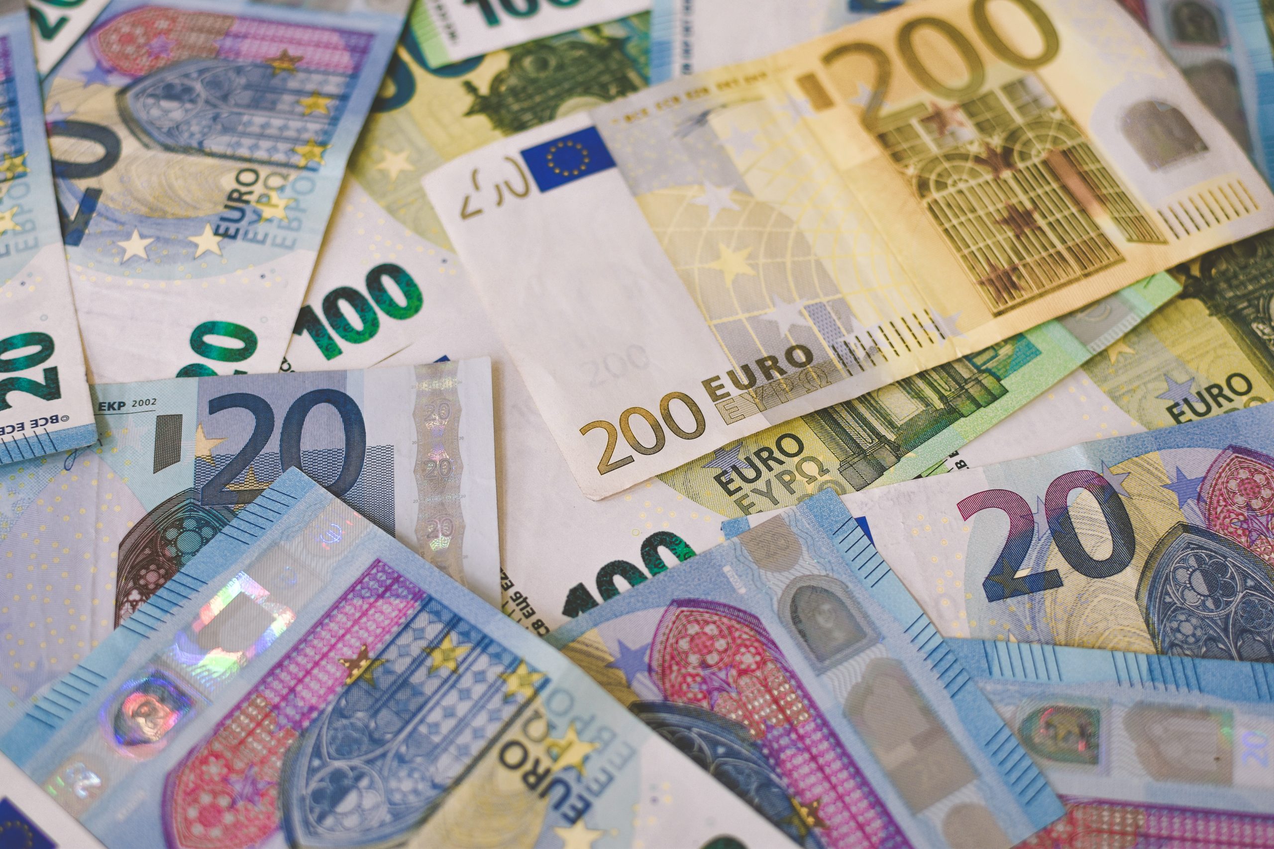 Bild: Ibrahim Boran, 20 euro bill on white printer paper, CC0, via unsplash.com (keine Änderungen vorgenommen)
