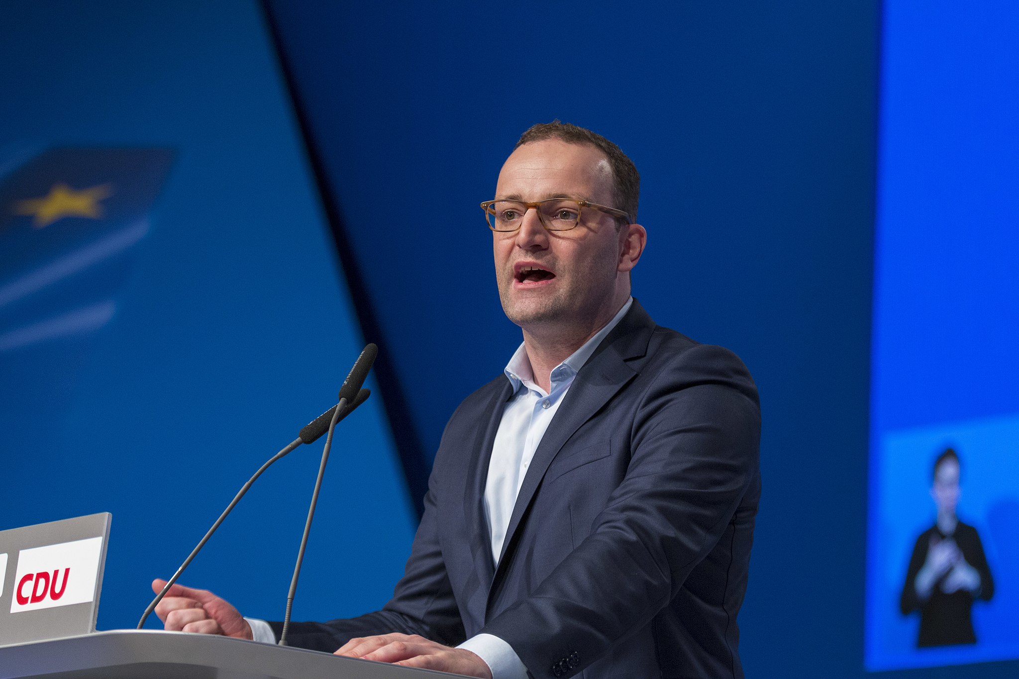 Bild: Olaf Kosinsky, 2016-12-06 Jens Spahn CDU Parteitag by OlafKosinsky BT0A5731, CC BY-SA 3.0 DE, via Wikimedia Commons (Keine Änderungen vorgenommen)