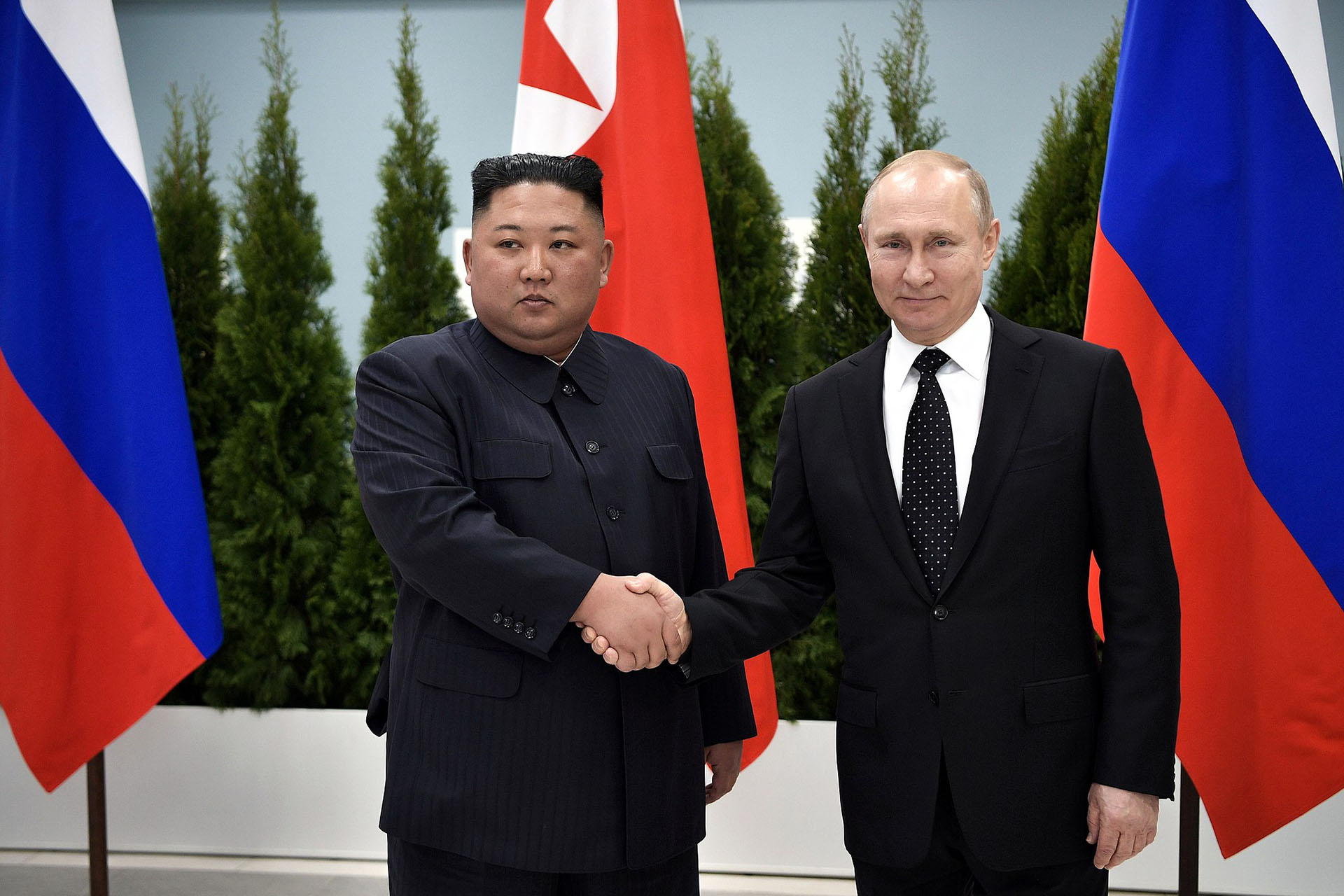 Bild: Kremlin.ru, Kim Jong-un and Vladimir Putin (2019-04-25) 01, CC BY 4.0, via Wikimedia Commons (Bildgröße geändert)