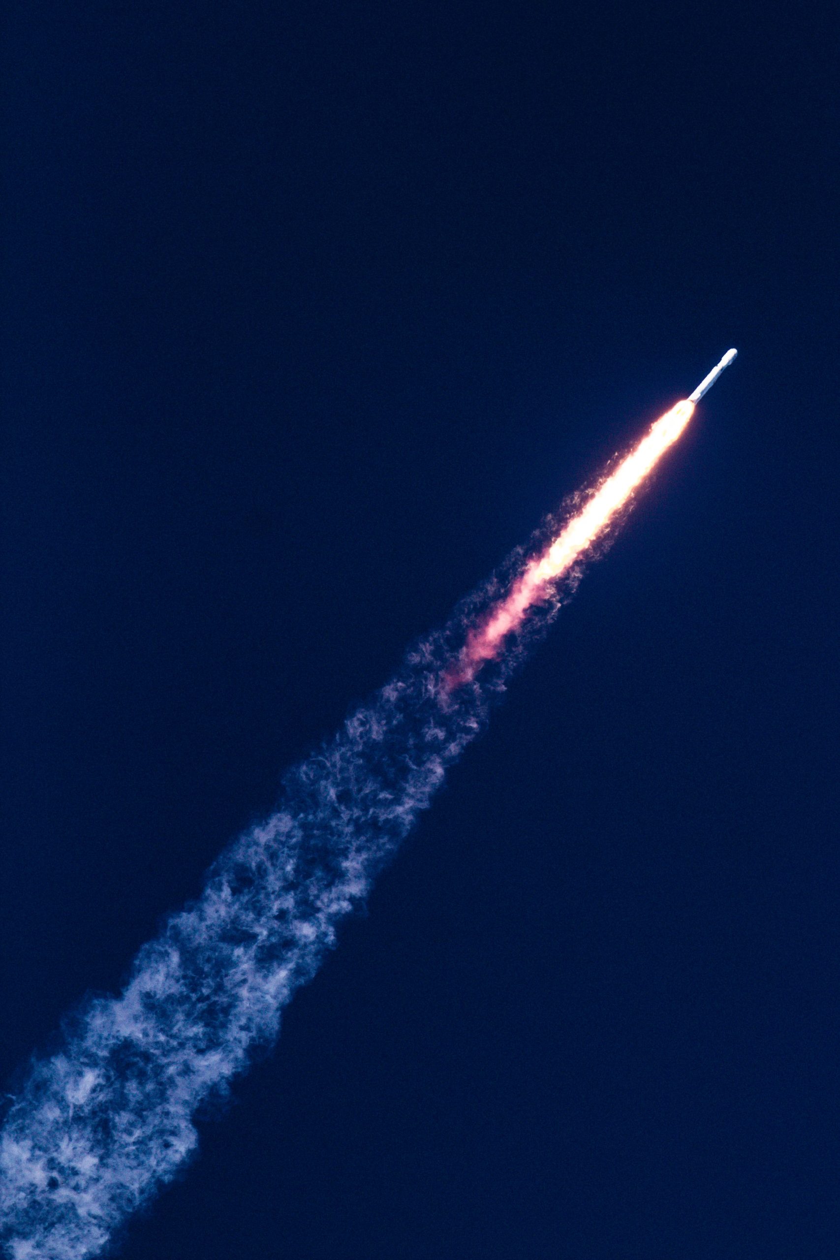 Bild: Bill Jelen, space rocket with flames, CC0, via unsplash.com (Keine Änderungen vorgenommen)