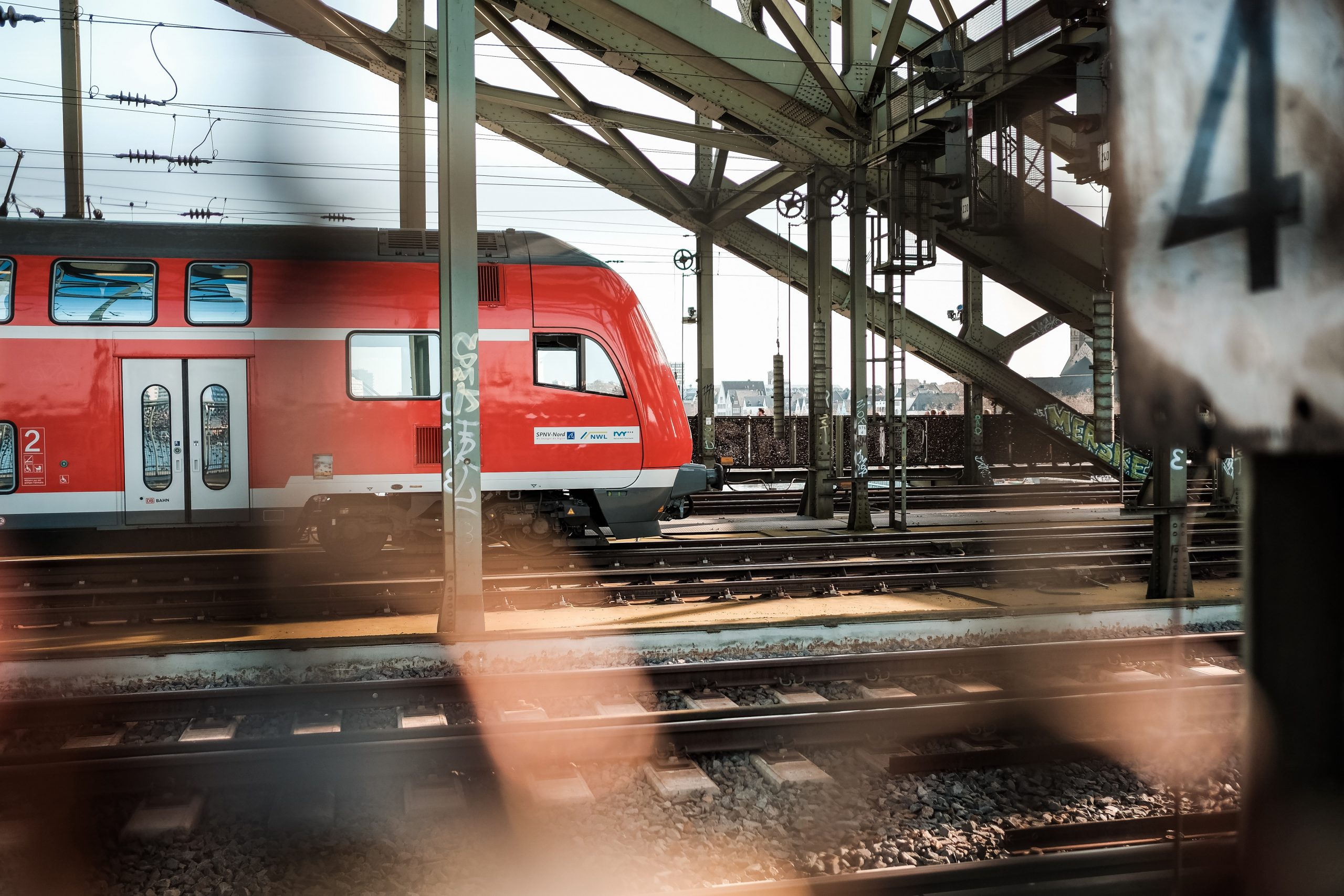 Bild: Jonas Junk, red and white train on train station, CC0, via unsplash.com (keine Änderungen vorgenommen)