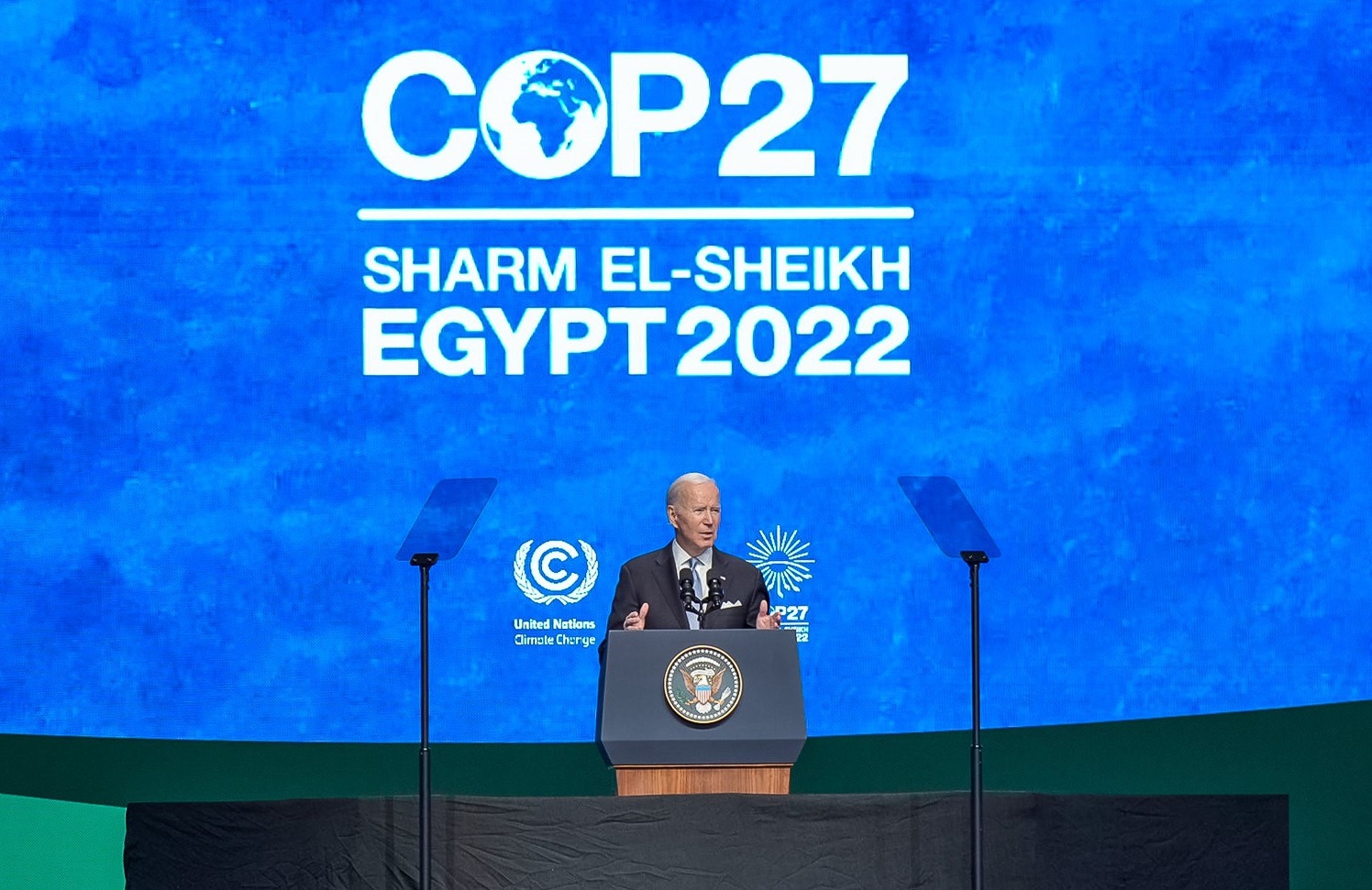 Bild: Office of the President of the United States, Public domain, President Biden talked about climate crisis at the COP 27, via Wikimedia Commons (Bildgröße verändert)