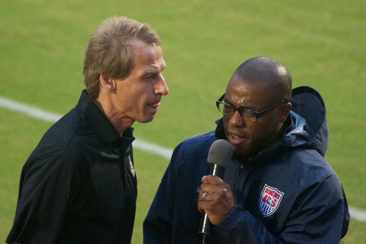 Bild: Nathan Forget, Allen Hopkins interviews Jürgen Klinsmann, CC BY 2.0, via Wikimedia Commons, (keine Änderungen vorgenommen)
