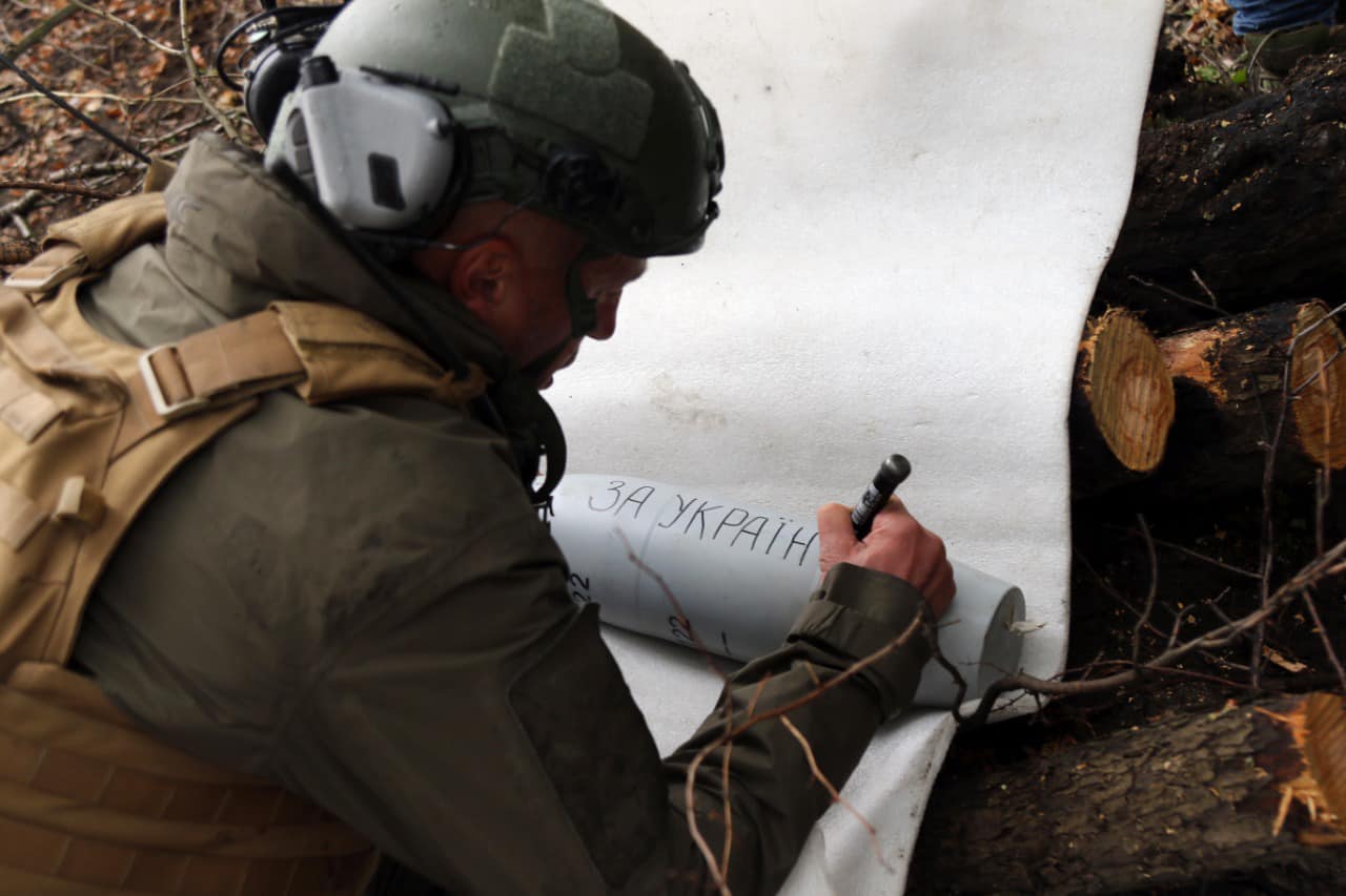 Bild: Mil.gov.ua, UA 30th brigade signed ammunition, CC BY 4.0, via Wikimedia Commons, (keine Änderungen vorgenommen)