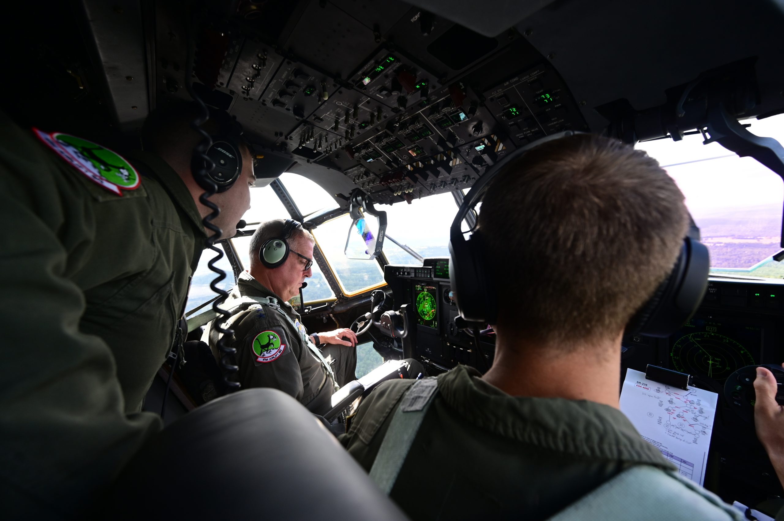Bild: Air Force Archive, Michael Minihan piloting a Lockheed-Martin C-130J Super Hercules, Public domain, via Wikimedia Commons, (keine Änderungen vorgenommen)