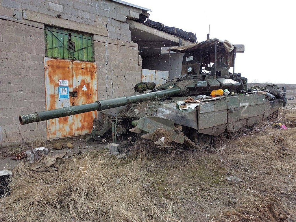 Bild: Mvs.gov.ua, Destruction of Russian tanks by Ukrainian troops in Mariupol, CC BY 4.0, via Wikimedia Commons, (keine Änderungen vorgenommen)