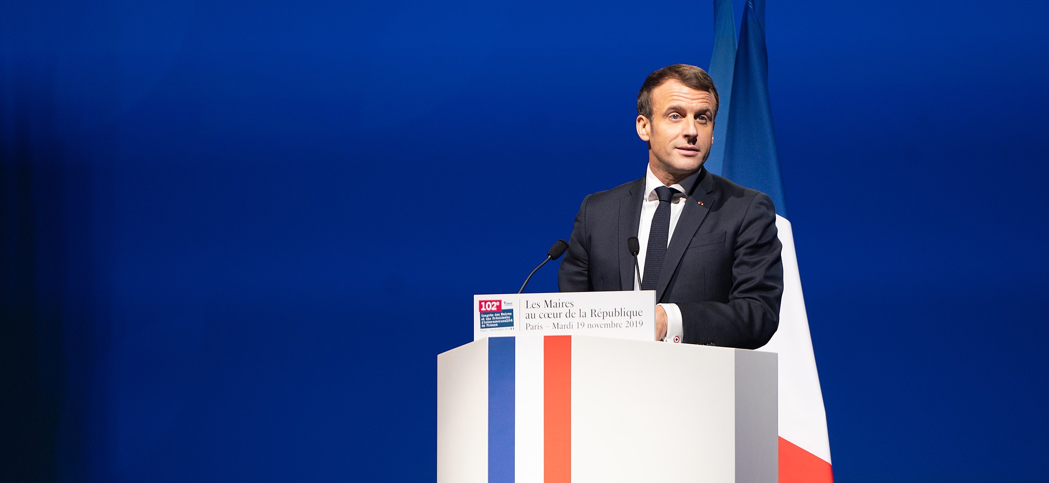 Bild: Jacques Paquier, Emmanuel Macron, Congrès des maires 19 novembre 2019, CC BY 2.0, via Wikimedia Commons (keine Änderungen vorgenommen)