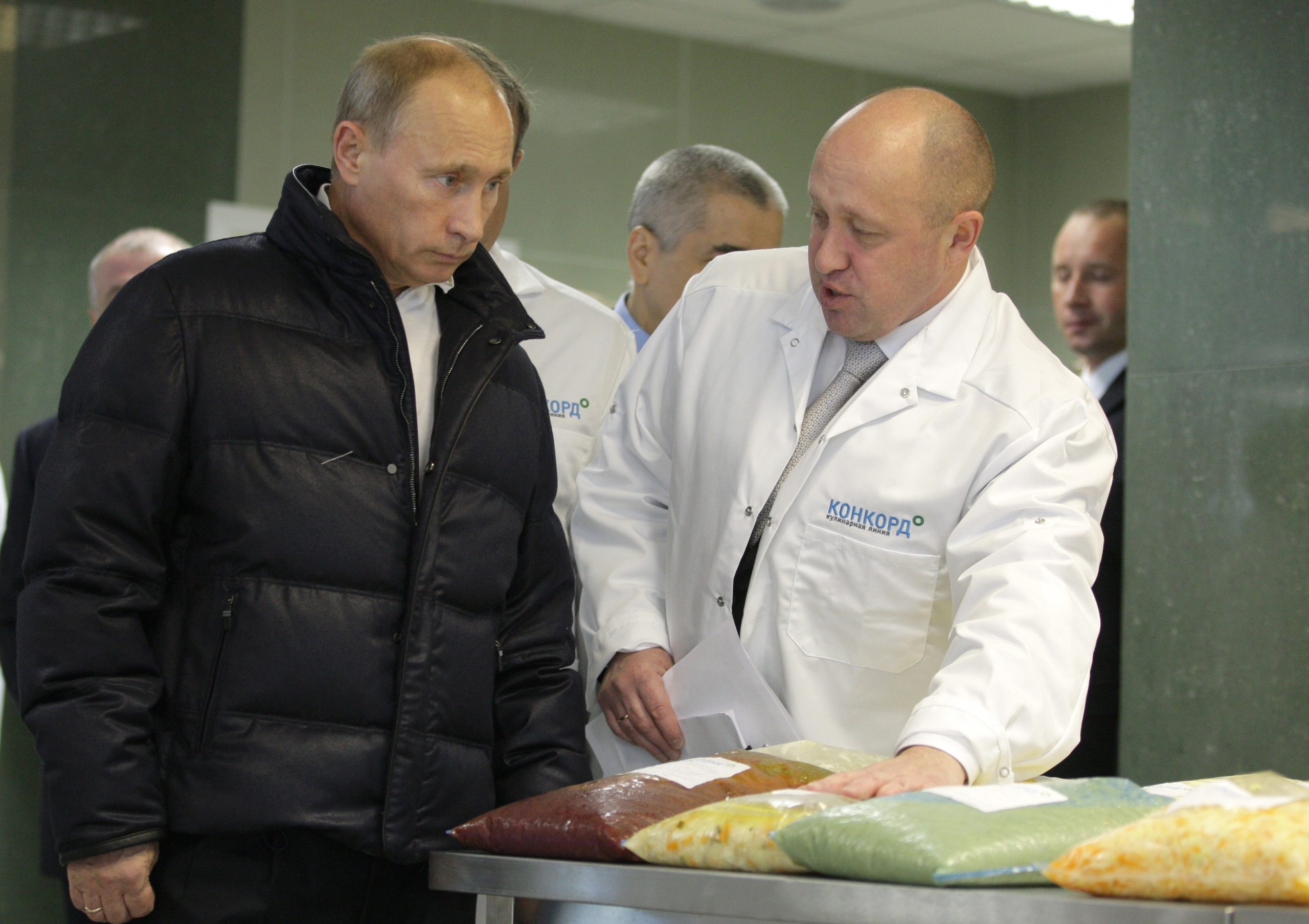 Bild: Government of the Russian Federation, Vladimir Putin tours Yevgeny Prigozhin's Concord food catering factory 08, CC BY 3.0, via Wikimedia Commons, (keine Änderungen vorgenommen)