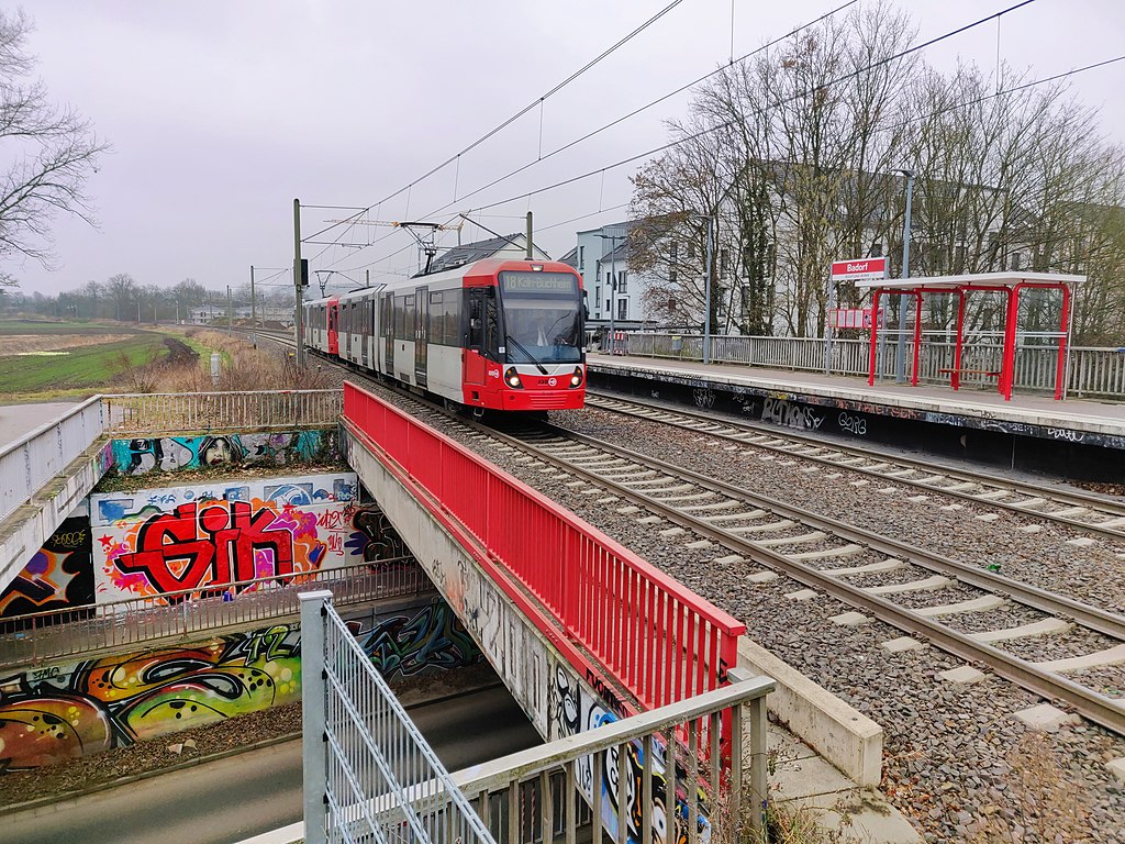 Bild: WF203, 2022-01-26Brühl Vorgebirgsbahn Badorf Edited.jpg, CC-BY-SA-4.0, via Wikimedia Commons (Bildgröße verändert)