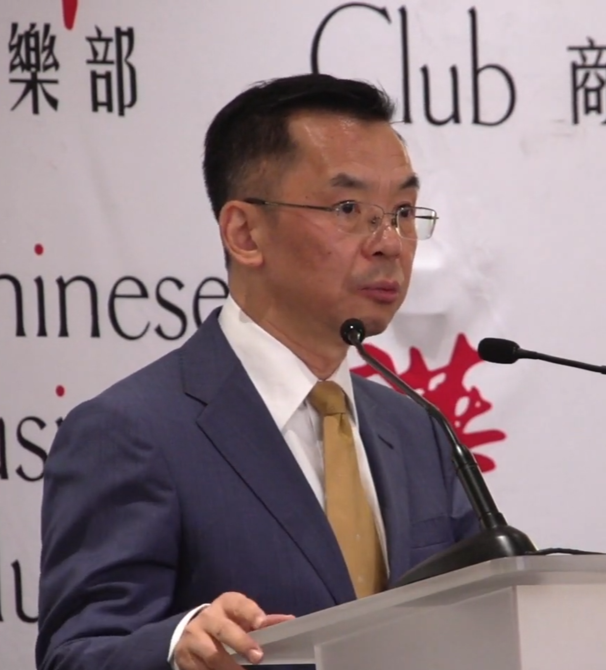 Bild: Chinese Business Club, L' Ambassadeur de Chine LU Shaye au Chinese Business Club, CC BY 3.0, via Wikimedia Commons (Bildgröße geändert)