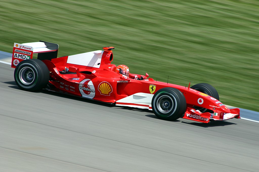 Bild: Rick Dikeman, Michael Schumacher Ferrari 2004.jpg, CC-BY-SA-3.0, via Wikimedia Commons (Bildgröße angepasst)