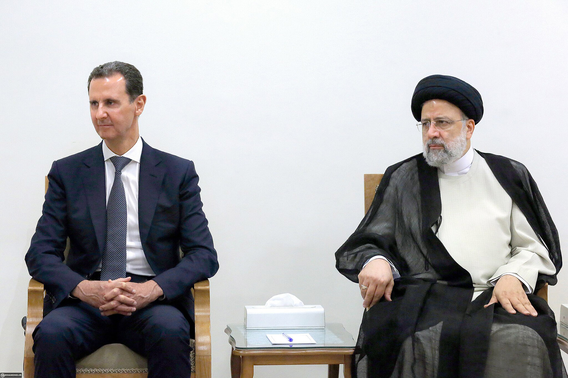 Bild: Khamenei.ir, Khamenei meets with Bashar al-Assad E, CC BY 4.0, via Wikimedia Commons (Bildgröße geändert)