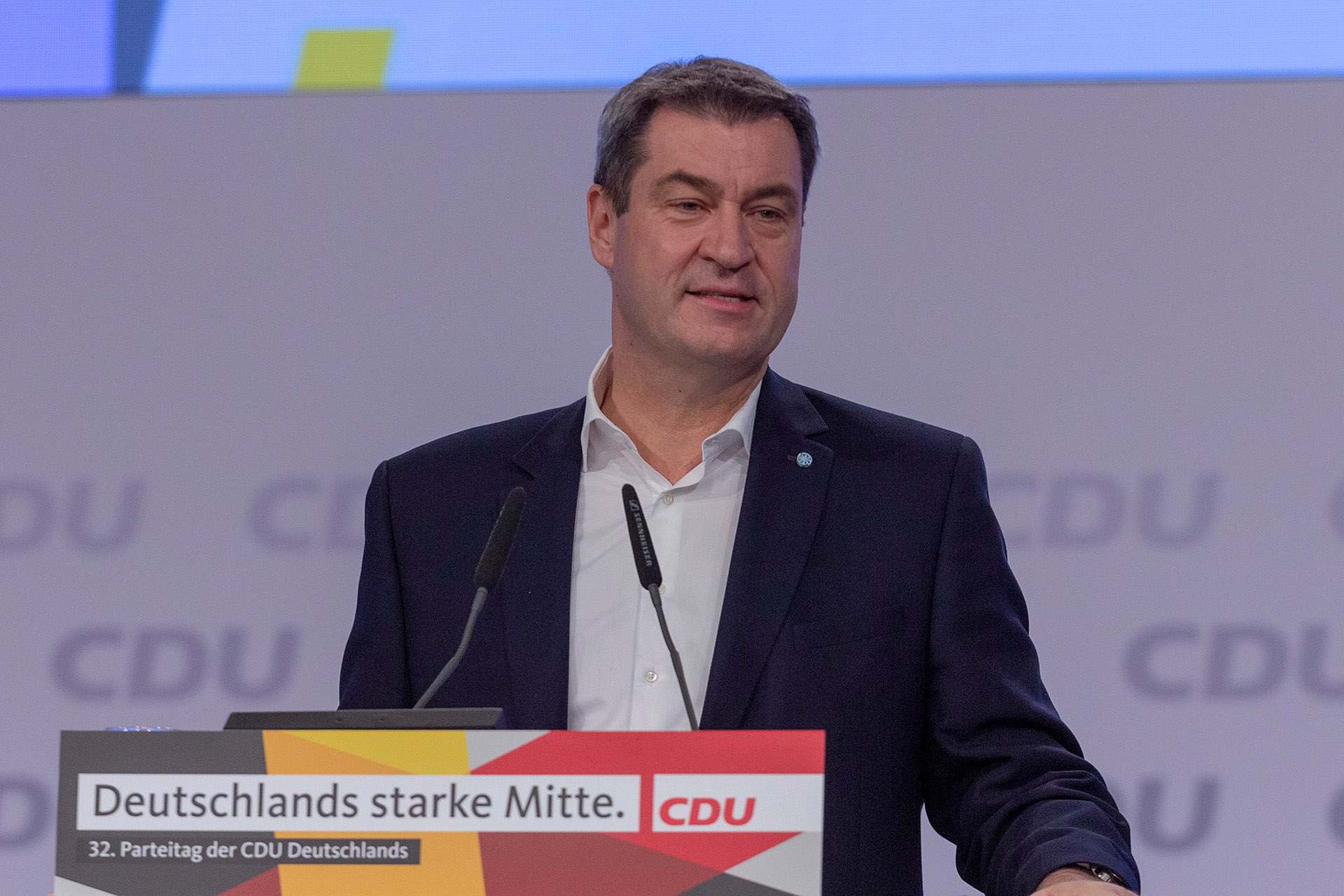 Bild: Olaf Kosinsky, 2019-11-23 Markus Söder CDU Parteitag by OlafKosinsky MG 6048, CC BY-SA 3.0, via Wikimedia Commons (Bildgröße geändert)
