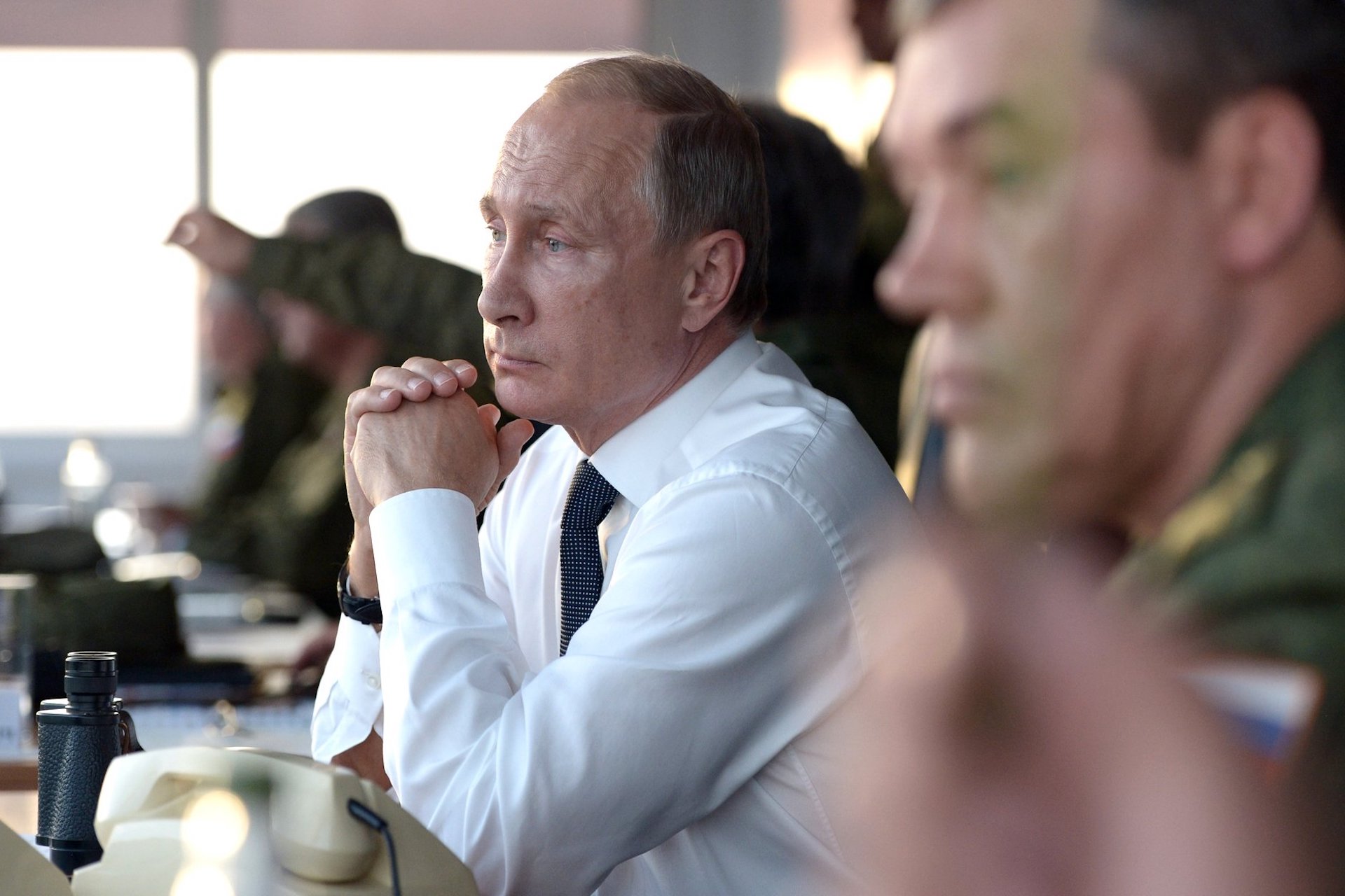 Bild: Kremlin.ru, Vladimir Putin at the site Donguzskij (2015-09-19) 10.jpg, CC BY 4.0, via Wikimedia Commons (Bildgröße verändert)