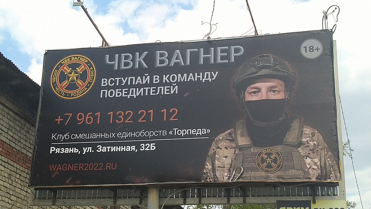 Bild: Alexander Davronov, Advertising PMC Wagner Group Billboard, CC BY-SA 4.0, via Wikimedia Commons, (keine Änderung vorgenommen)