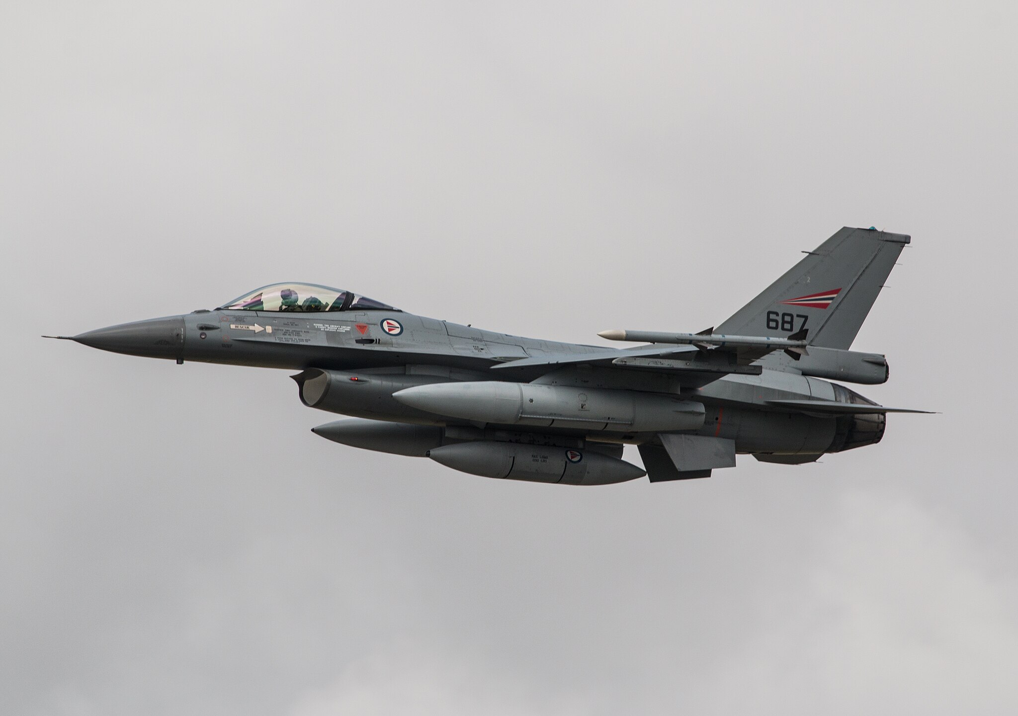 Bild: Steve Lynes from Sandshurst, United Kingdom, EGVA - General Dynamics F-16AM Fighting Falcon - Royal Danish Air Force - 687 (48392974512), CC BY 2.0, via Wikimedia Commons, (keine Änderungen vorgenommen)