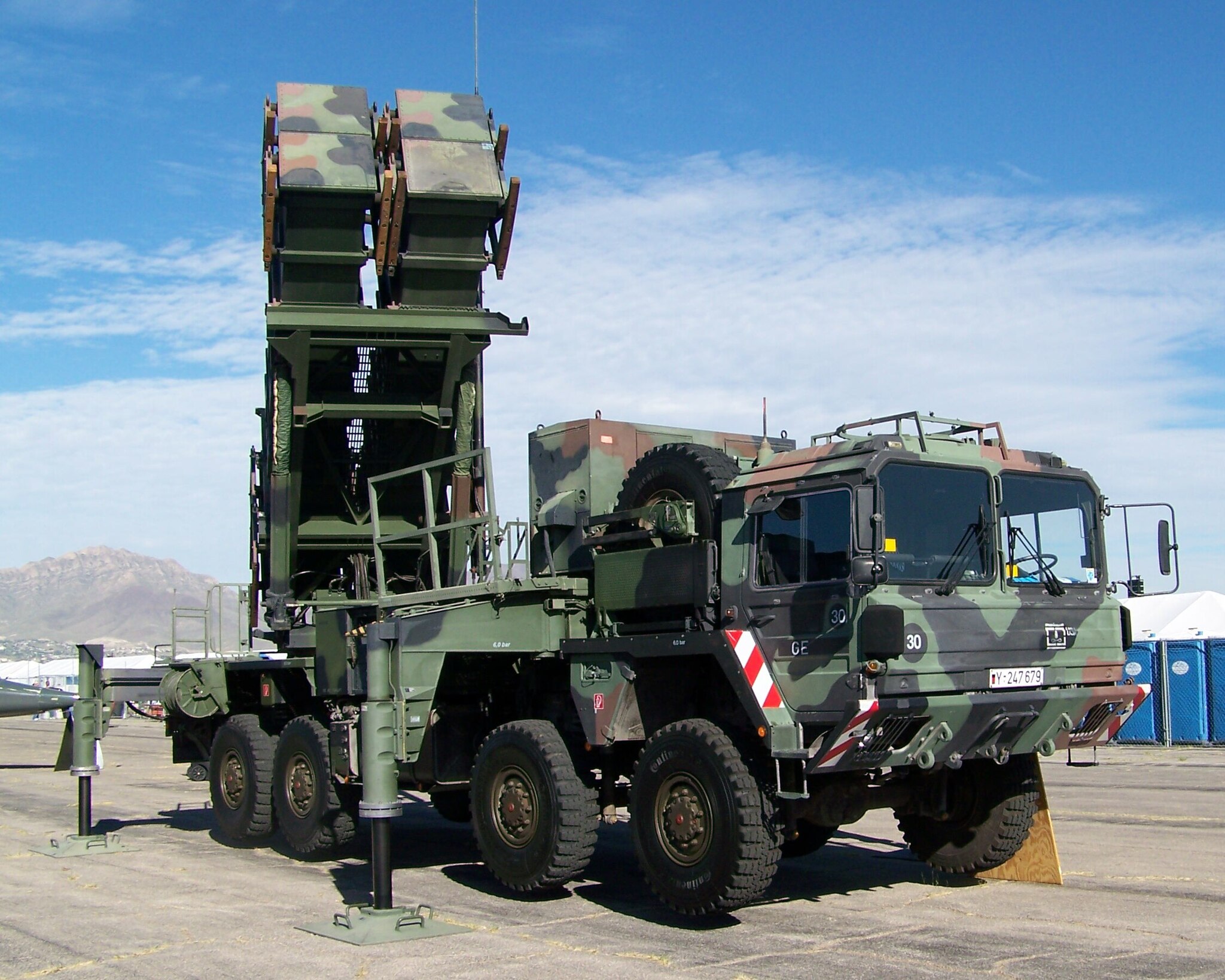 Bild: Mark Holloway from Beatty, Nevada, USA, German Patriot missile launcher (cropped), CC BY 2.0, via Wikimedia Commons, (keine Änderungen vorgenommen)