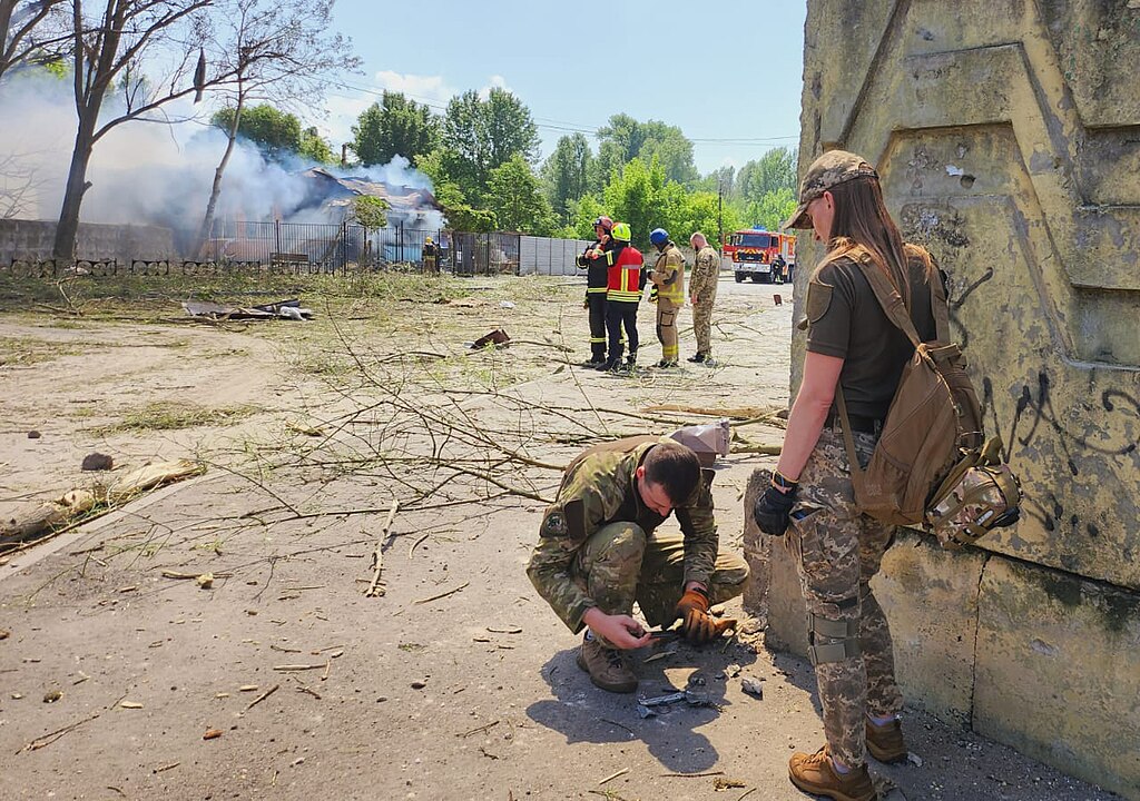 Bild: National Police of Ukraine, Dnipro after Russian missile attack, 2023-05-26 (20), CC BY 4.0, via Wikimedia Commons, (keine Änderungen vorgenommen)