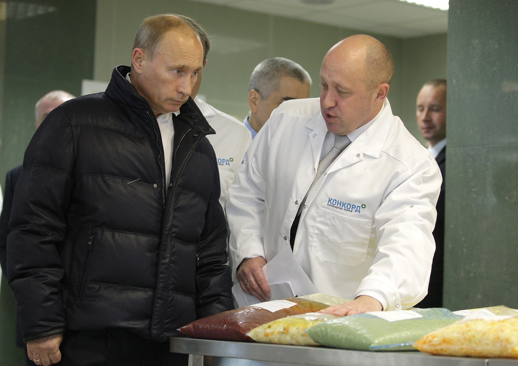 Bild: Government of the Russian Federation, Vladimir Putin tours Yevgeny Prigozhin's Concord food catering factory 08, CC BY 3.0, via Wikimedia Commons (keine Änderungen vorgenommen)