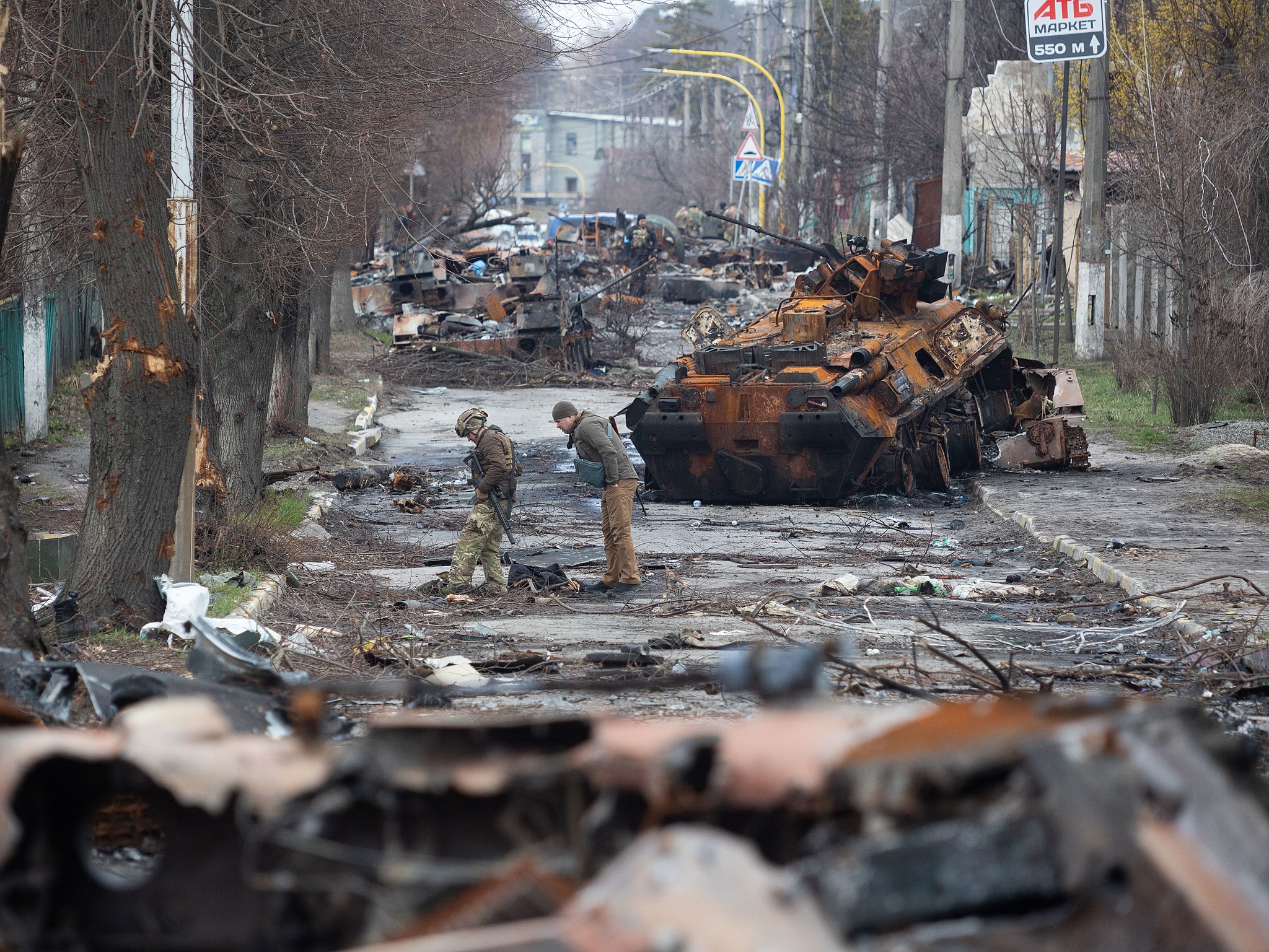 Oleksandr Ratushniak, Bucha main street after Russian invasion of Ukraine (3to4), CC BY-SA 4.0, via Wikimedia Commons (keine Änderungen vorgenommen)