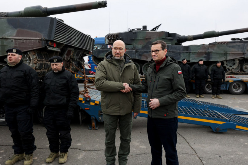 Bild: Kmu.gov.ua, Denis Shmigal and Mateusz Moravetskyi posing with Leopard 2 tanks, CC BY 4.0, via Wikimedia Commons, (keine Änderungen vorgenommen)