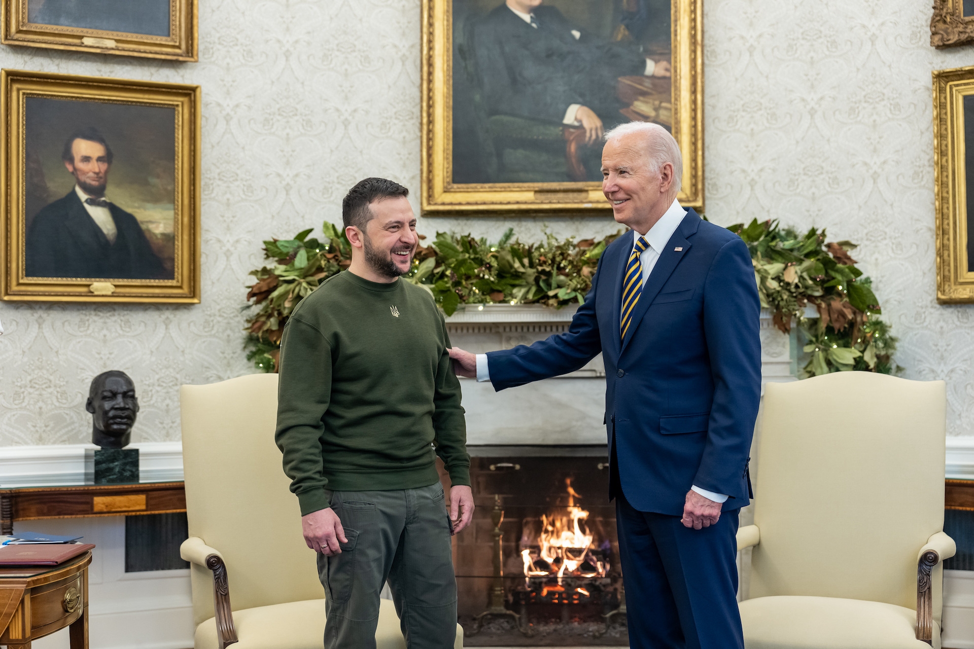Bild: President Joe Biden and President Volodymyr Zelensky in the Oval Office of the White House 2.jpg, The White House, Public domain, via Wikimedia Commons (Bildgröße verändert)