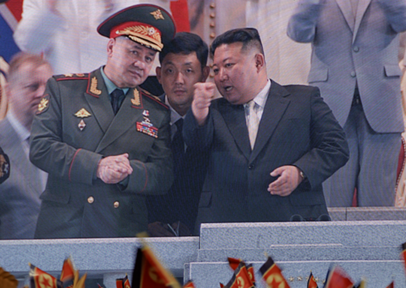 Bild: Mil.ru, Sergey Shoigu with Kim Jong-un in Pyongyang (2023), CC BY 4.0, via Wikimedia Commons, (keine Änderungen vorgenommen)