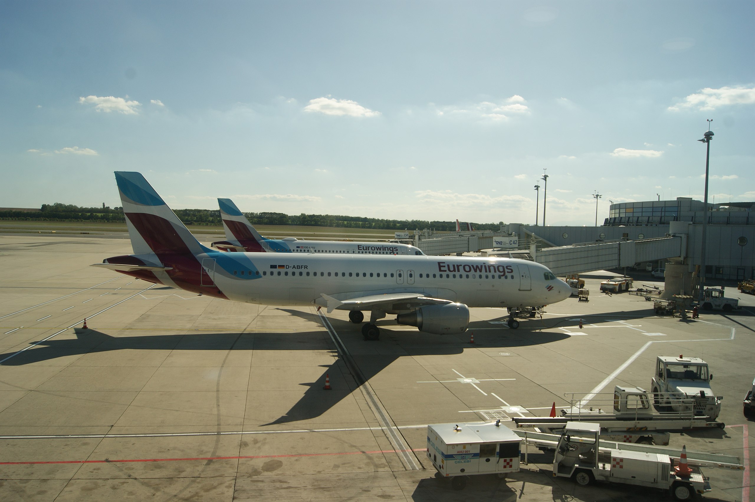 Bild: Asurnipal, Vienna-Airport-Eurowings-D-ABFR and OE-LYU-01ASD, CC BY-SA 4.0, via Wikimedia Commons, (keine Änderungen vorgenommen)