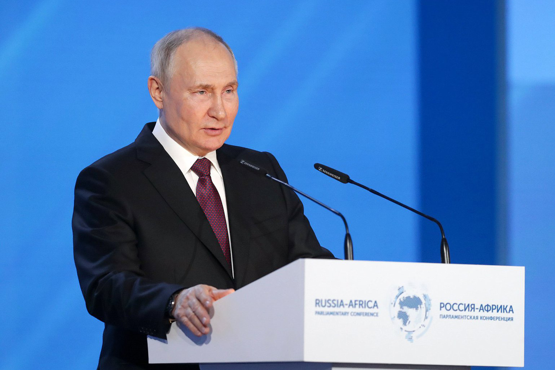 Duma.gov.ru, Putin spoke at the International Parliamentary Conference Russia – Africa in a Multipolar World, 20 March 2023. CC BY 4.0, via Wikimedia Commons (Bildgröße geändert)
