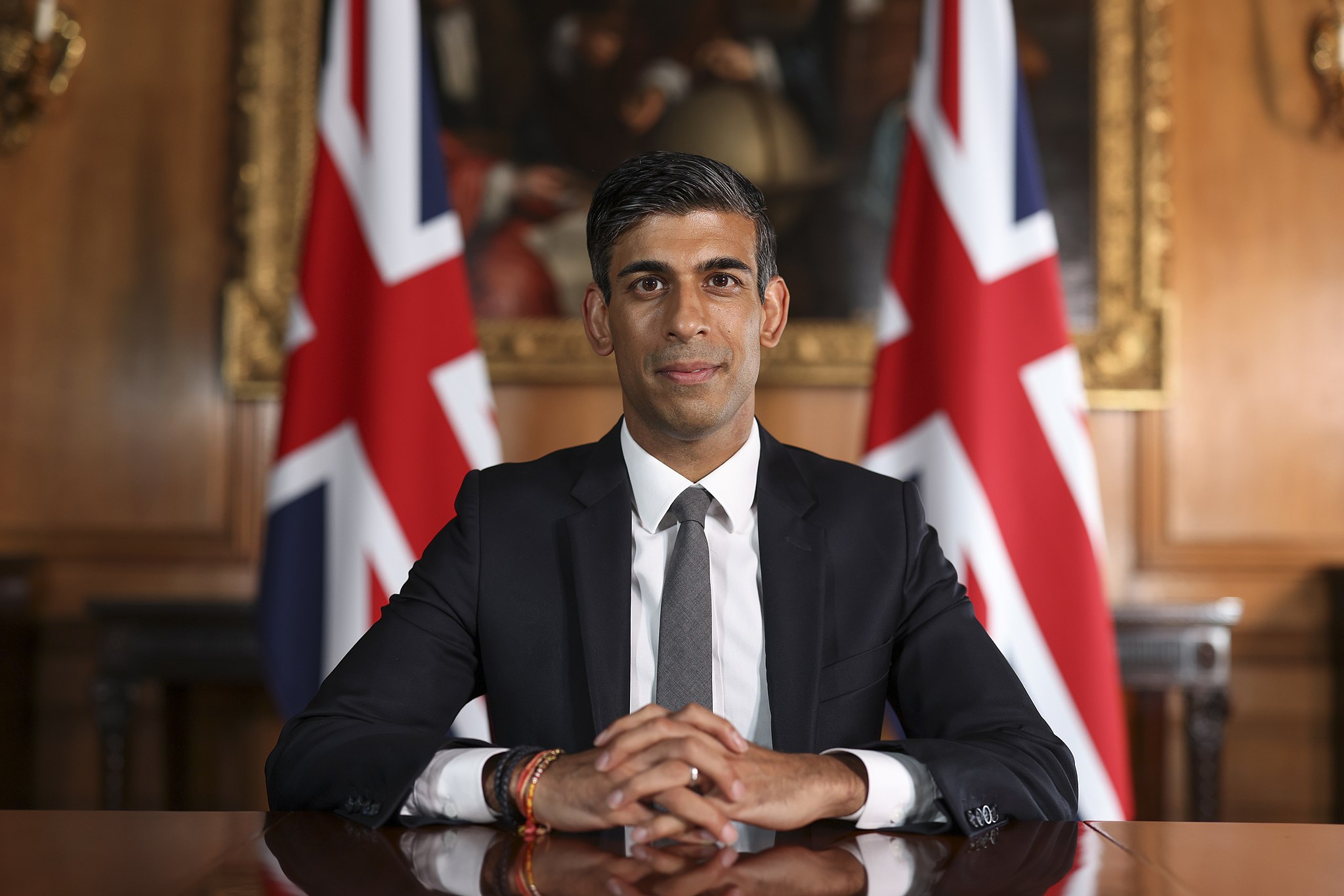 Bild: Simon Dawson / No 10 Downing Street, Rishi Sunak Official Cabinet Portrait, September 2021, CC BY 2.0, via Wikimedia Commons (keine Änderungen vorgenommen)