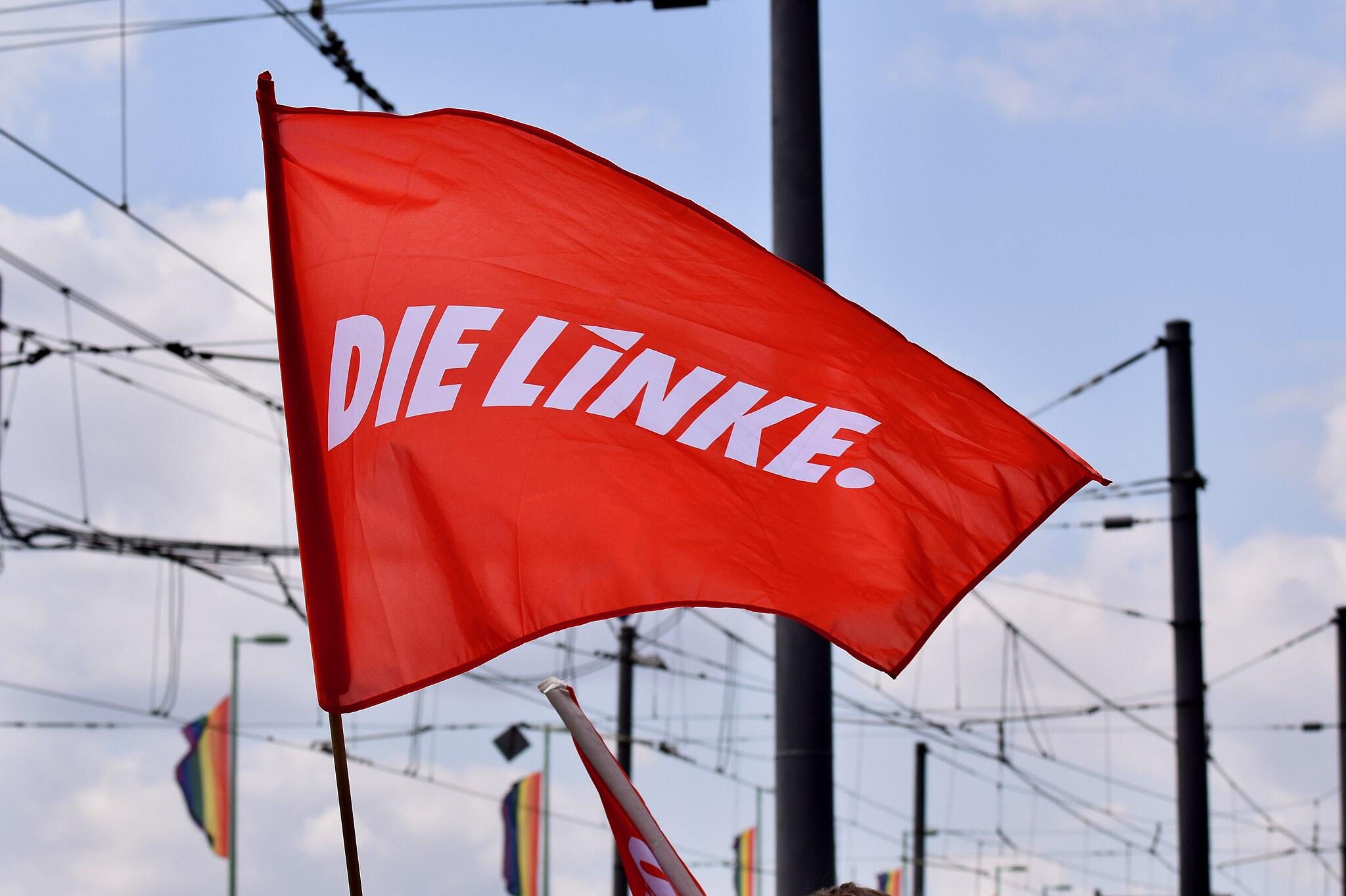 Bild: DIE LINKE Nordrhein-Westfalen from Düsseldorf, -colognepride 2019 - DIE LINKE (48229978826), CC BY-SA 2.0, via Wikimedia Commons (keine Änderungen vorgenommen)