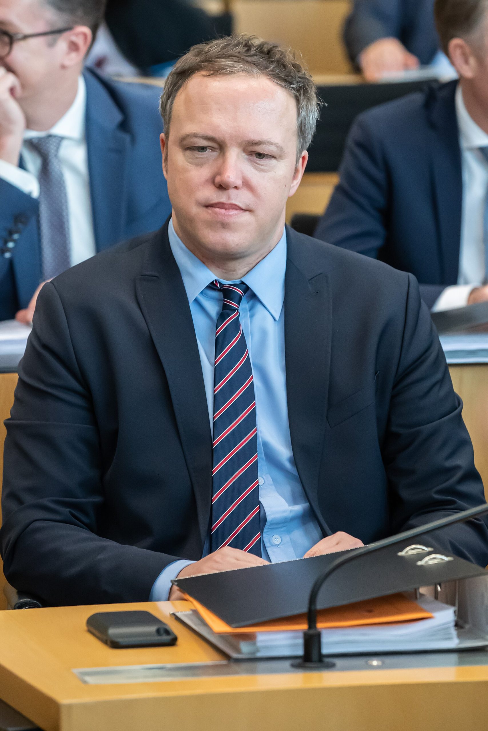 Bild: Steffen Prößdorf, 2020-03-04 Thüringer Landtag, erneute Wahl des Ministerpräsidenten 1DX 2768 by Stepro, CC BY-SA 4.0via Wikimedia Commons (keine Änderungen vorgenommen)
