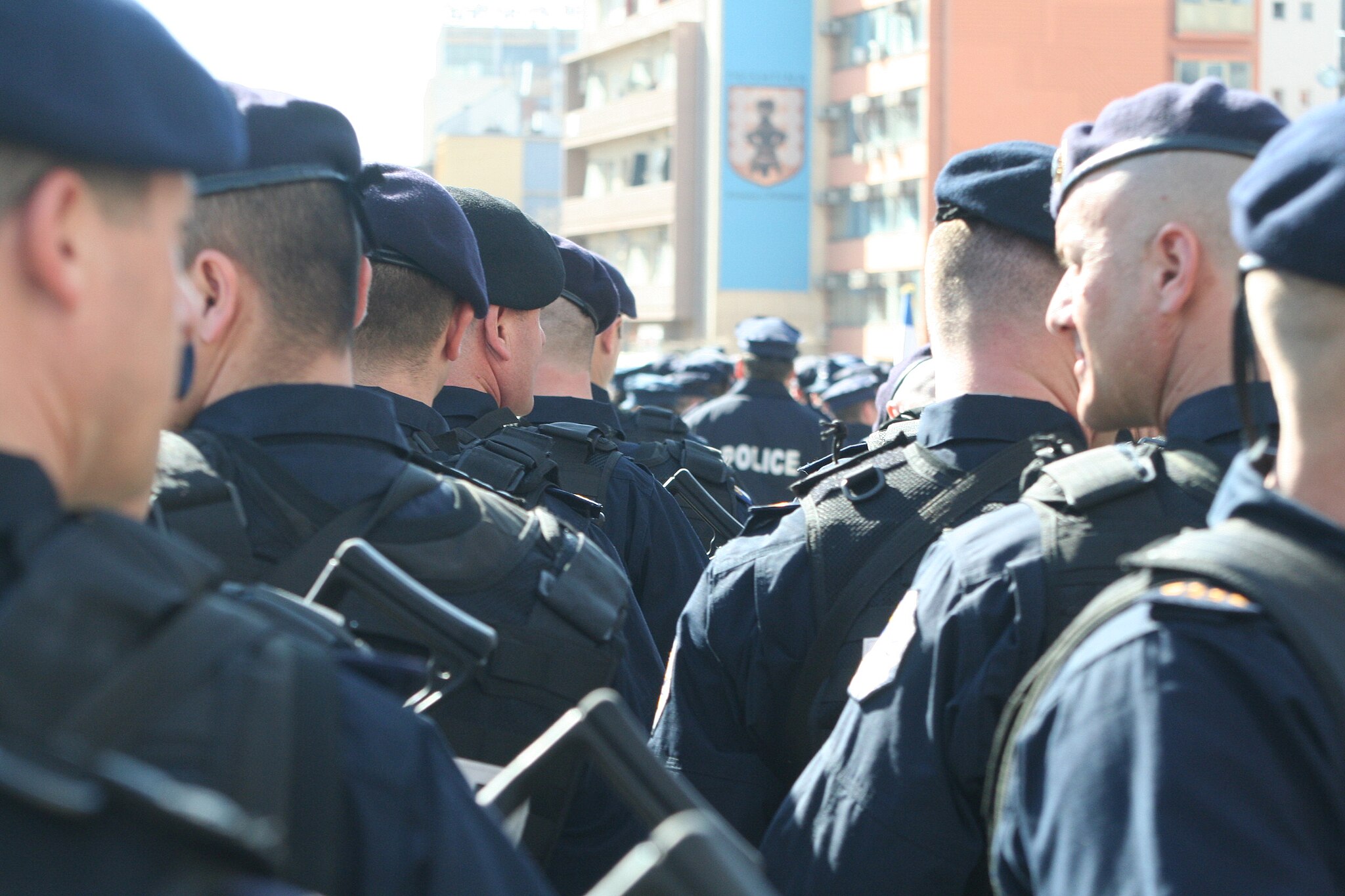 Bild: SUHEJLO, Kosovo Police Ready For Parade, CC BY-SA 3.0, via Wikimedia Commons, (keine Änderungen vorgenommen)