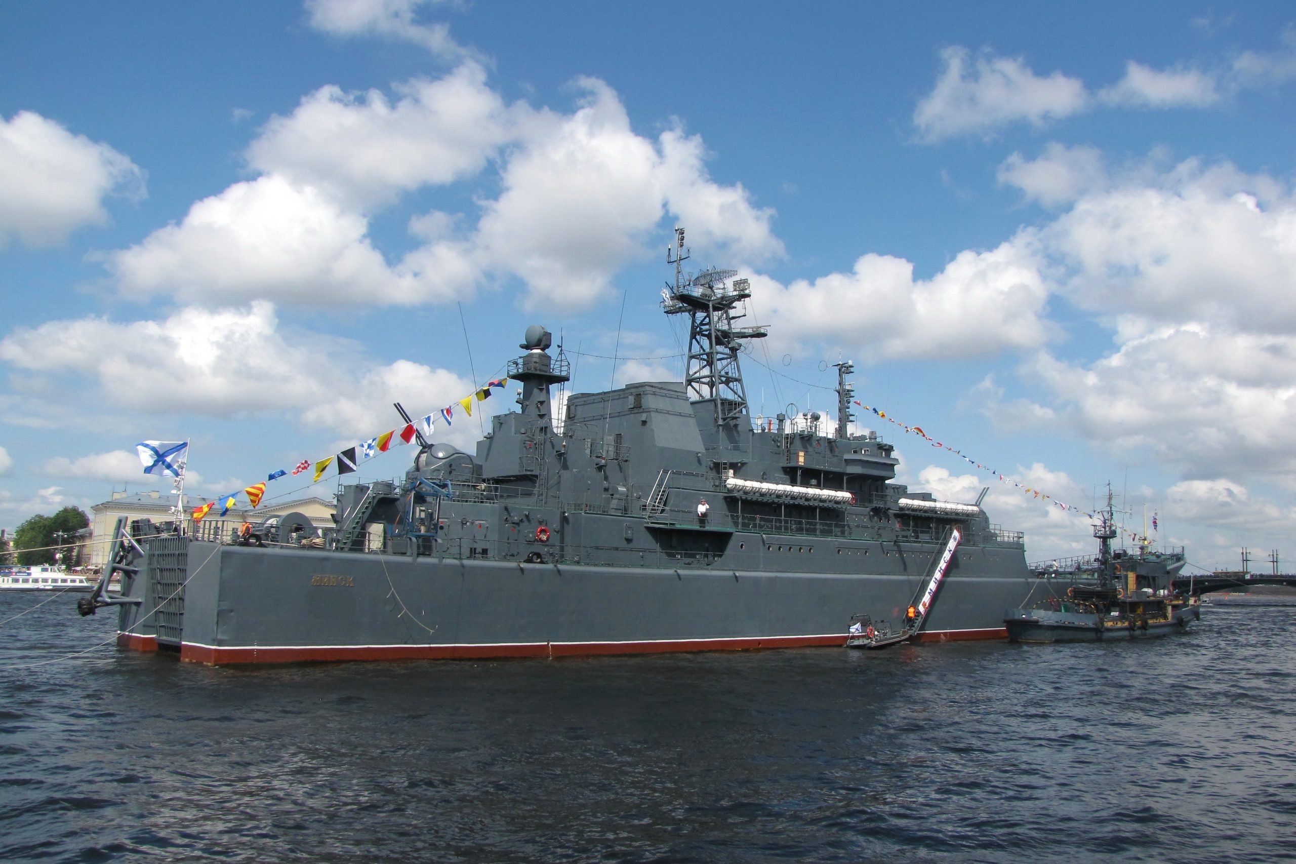 Bild: Natalia Semenova, Navy Day in St. Petersburg. Landing ship "Minsk" - panoramio, CC BY 3.0 , via Wikimedia Commons, (keine Änderungen vorgenommen)