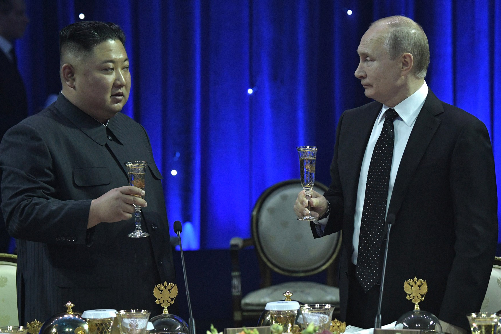 Bild: Kremlin.ru, Kim Jong-un and Vladimir Putin (2019-04-25) 16, CC BY 4.0, via Wikimedia Commons (Bildgröße geändert)