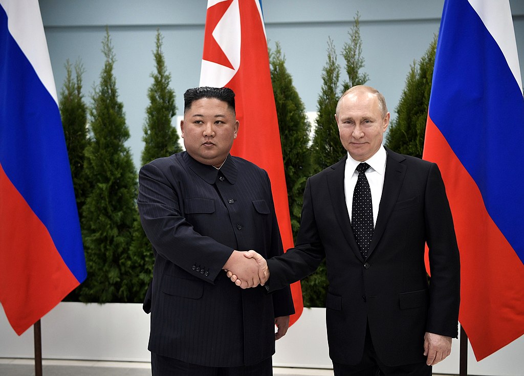 Bild: Kremlin.ru, Kim Jong-un and Vladimir Putin (2019-04-25) 01, CC-BY-4.9, via Wikimedia Commons (Bildgröße verändert)