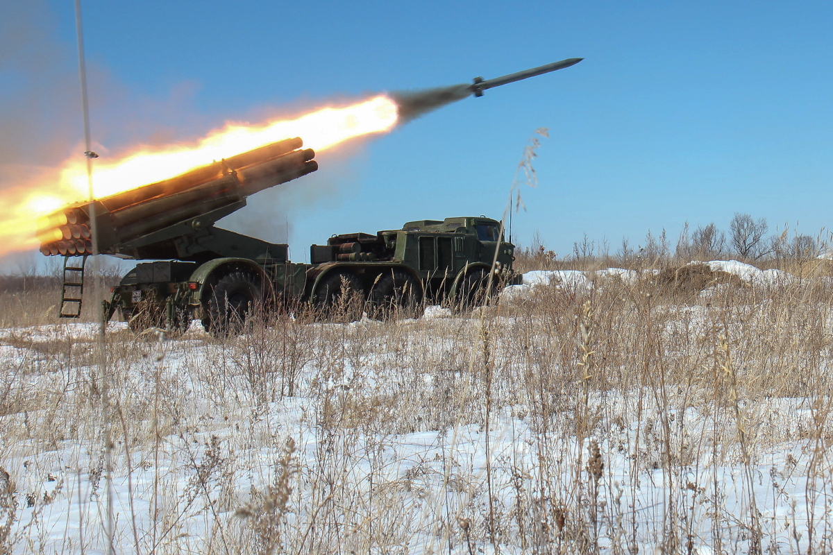 Bild: Mil.ru, 165th Artillery Brigade's 9K57 Uragan MLRS 05, CC BY 4.0, via Wikimedia Commons (keine Änderungen vorgenommen)