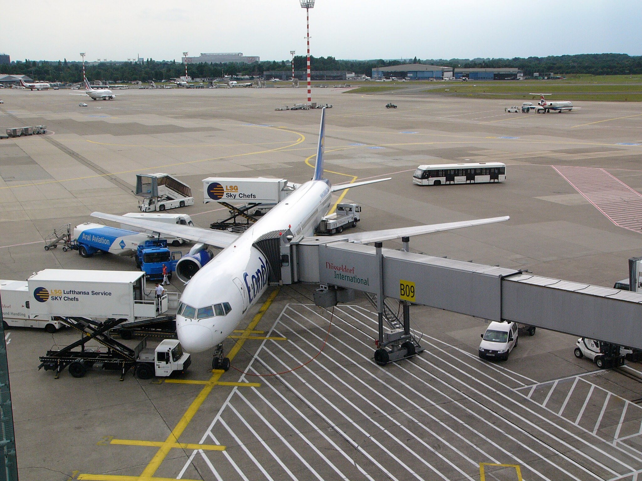 Bild: Archangel12, Düsseldorf Airport - DUS - Flughafen Düsseldorf, CC BY 2.0, via Wikimedia Commons, (keine Änderungen vorgenommen)